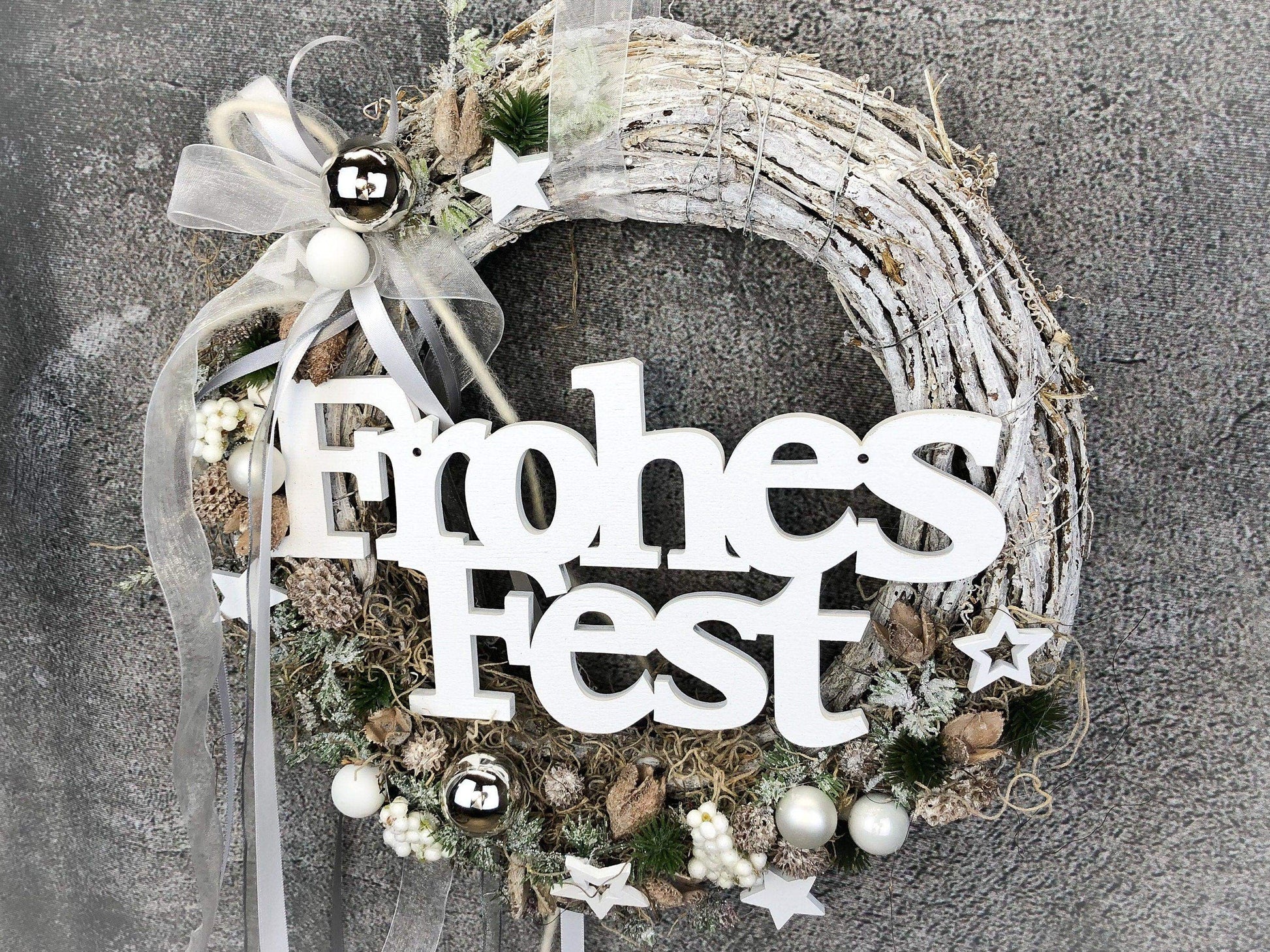 Türkranz Frohes Fest Türschmuck Weihnachten Weidenkranz Zapfen Kugeln Stern Apfel Knöpfe Tanne Band Modern – handgemacht aus Seiden- und Kunstblumen, langlebig & pflegeleicht von SarahsFlowerStudio