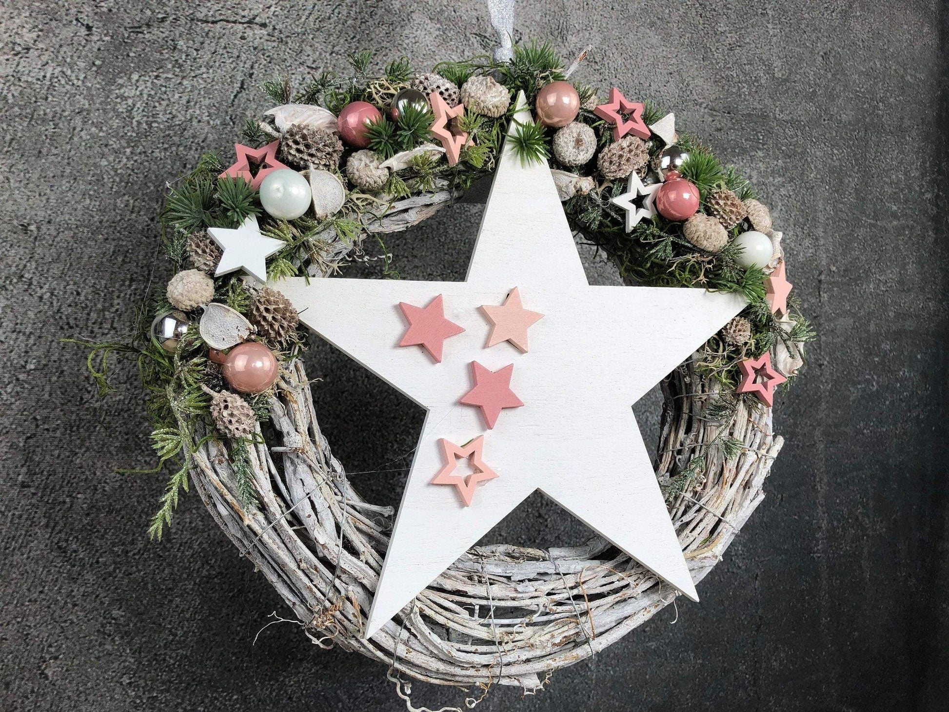 Türkranz Stern Advent Kranz Rosa Stern Türdekoration Weihnachten Weidenkranz – handgemacht aus Seiden- und Kunstblumen, langlebig & pflegeleicht von SarahsFlowerStudio