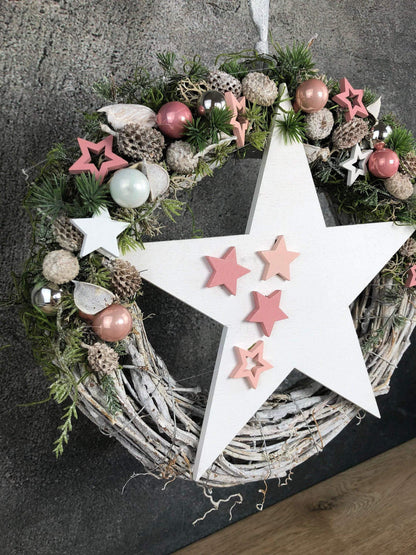 Türkranz Stern Advent Kranz Rosa Stern Türdekoration Weihnachten Weidenkranz – handgemacht aus Seiden- und Kunstblumen, langlebig & pflegeleicht von SarahsFlowerStudio