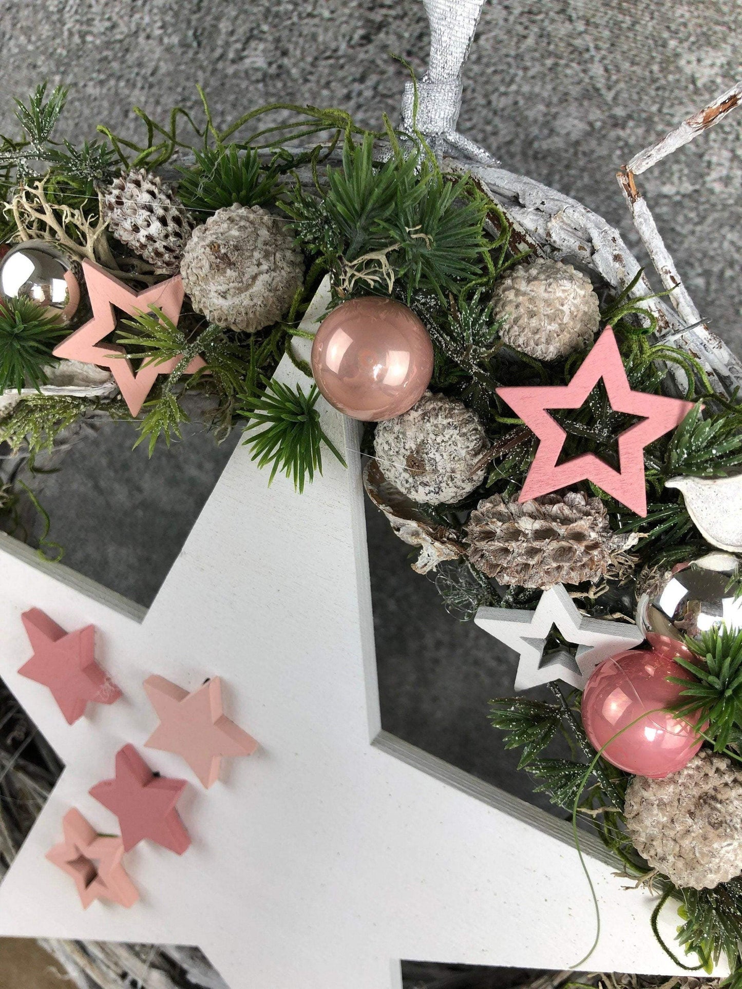 Türkranz Stern Advent Kranz Rosa Stern Türdekoration Weihnachten Weidenkranz – handgemacht aus Seiden- und Kunstblumen, langlebig & pflegeleicht von SarahsFlowerStudio