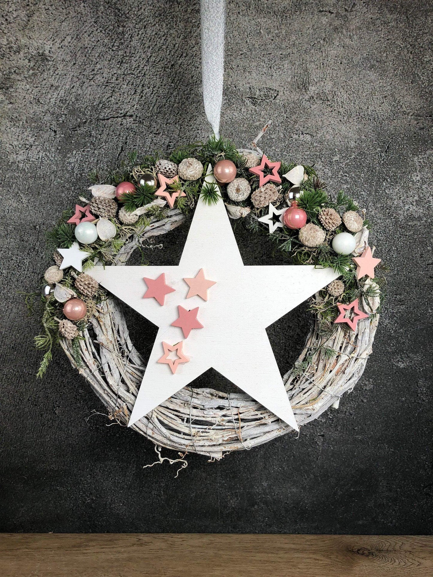 Türkranz Stern Advent Kranz Rosa Stern Türdekoration Weihnachten Weidenkranz – handgemacht aus Seiden- und Kunstblumen, langlebig & pflegeleicht von SarahsFlowerStudio