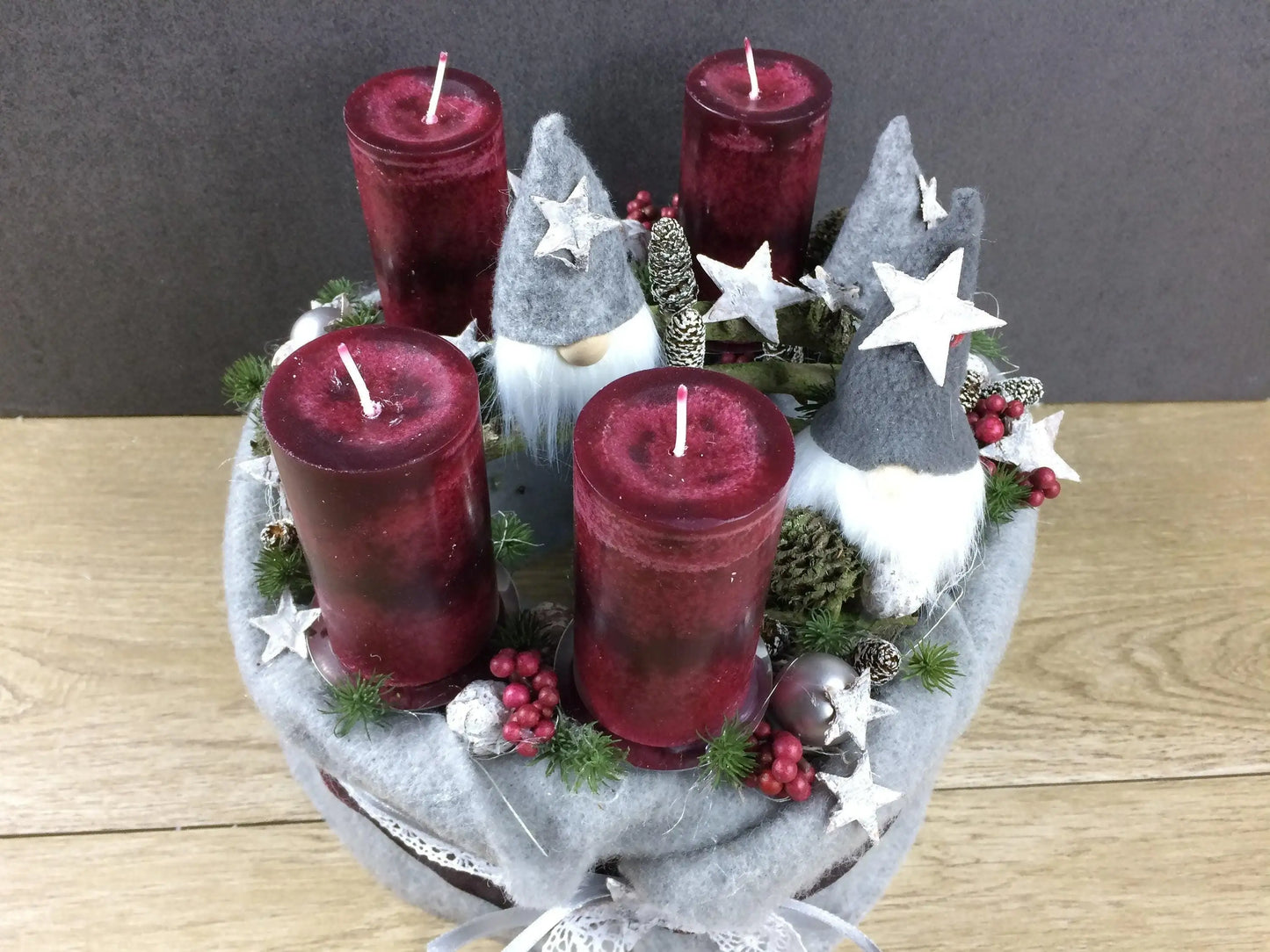 Adventskranz Adventskalender 25cm Wichtel Sterne Teelichter KerzenKugeln Beeren Zapfen Spitzenband Wichtel Gnome Santa Claus Weihnachtsmann – handgemacht aus Seiden- und Kunstblumen, langlebig & pflegeleicht von SarahsFlowerStudio