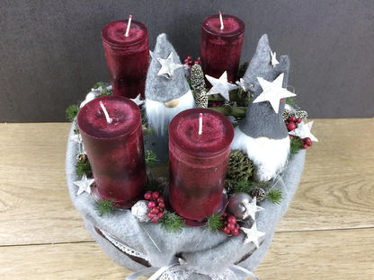 Adventskranz Adventskalender 25cm Wichtel Sterne Teelichter KerzenKugeln Beeren Zapfen Spitzenband Wichtel Gnome Santa Claus Weihnachtsmann – handgemacht aus Seiden- und Kunstblumen, langlebig & pflegeleicht von SarahsFlowerStudio