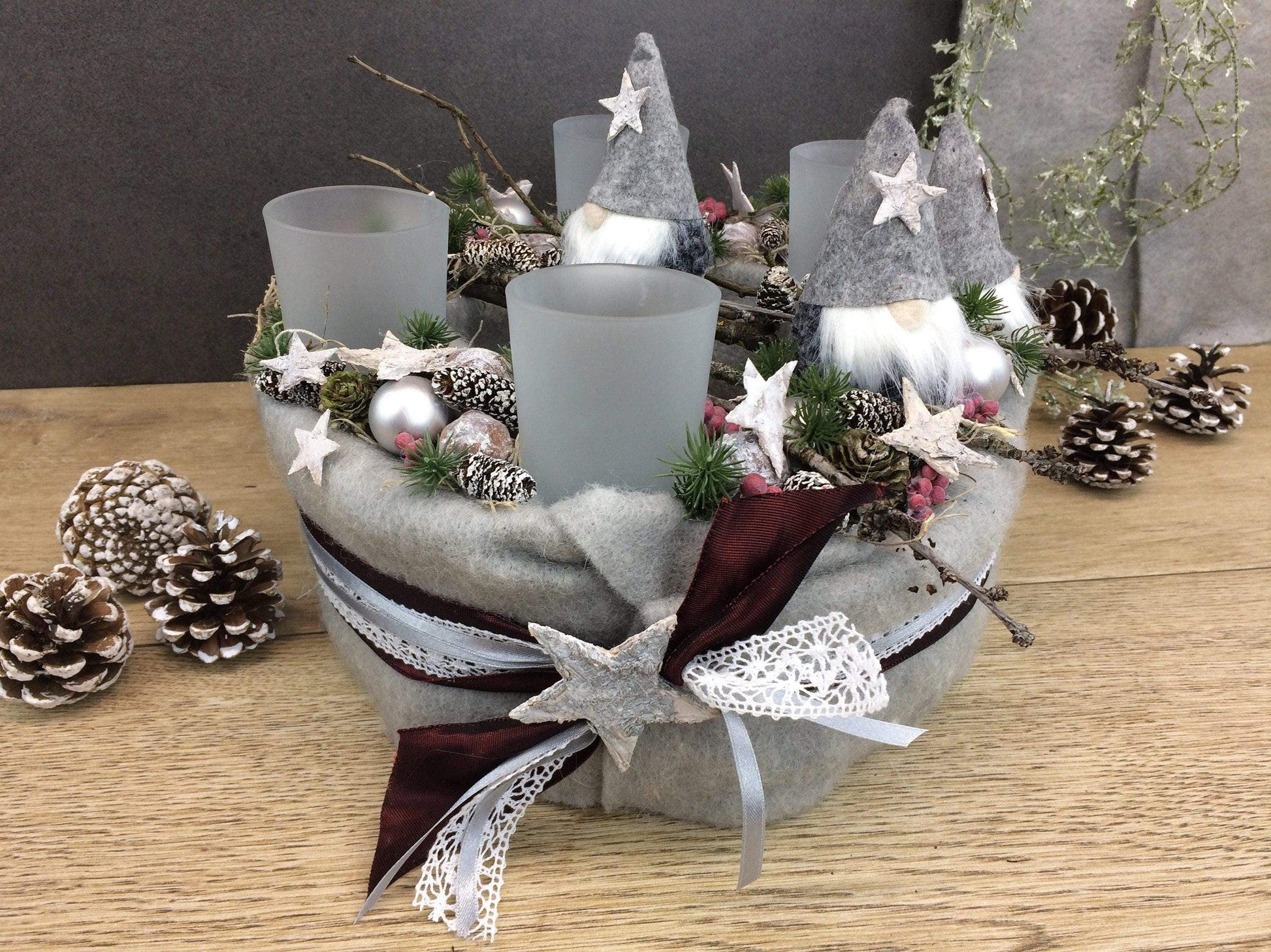 Adventskranz Adventskalender 25cm Wichtel Sterne Teelichter KerzenKugeln Beeren Zapfen Spitzenband Wichtel Gnome Santa Claus Weihnachtsmann – handgemacht aus Seiden- und Kunstblumen, langlebig & pflegeleicht von SarahsFlowerStudio
