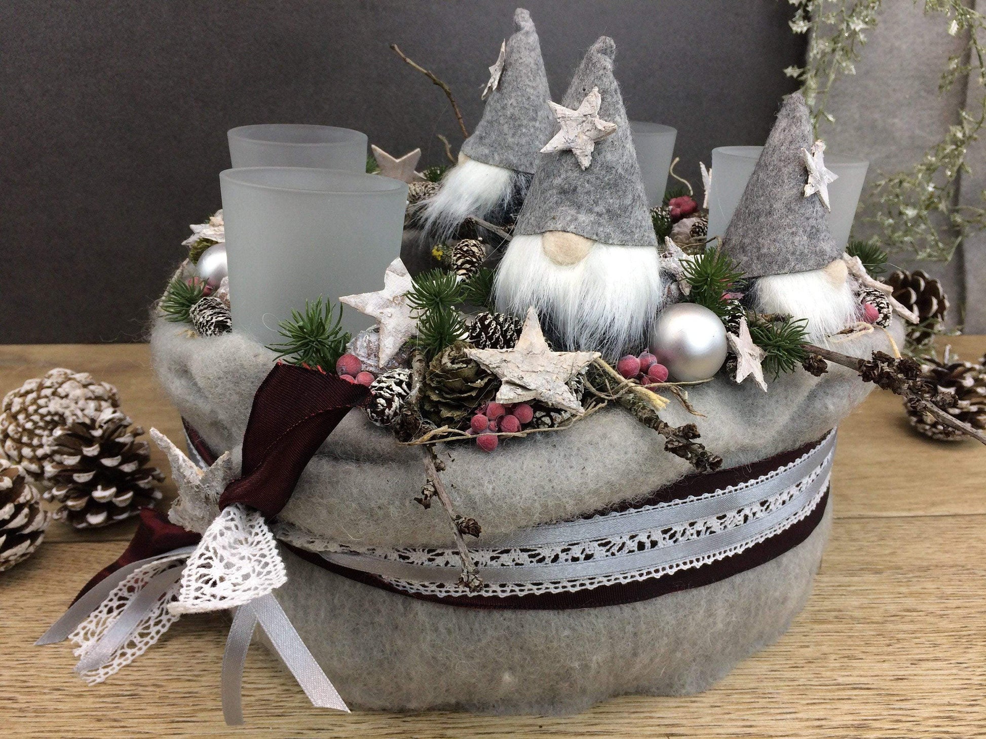 Adventskranz Adventskalender 25cm Wichtel Sterne Teelichter KerzenKugeln Beeren Zapfen Spitzenband Wichtel Gnome Santa Claus Weihnachtsmann – handgemacht aus Seiden- und Kunstblumen, langlebig & pflegeleicht von SarahsFlowerStudio