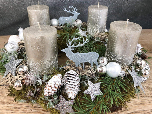 Adventskranz Adventskalender Hirsch Moos 35cm Zapfen Glitzer Frost mehrjährig groß rund – handgemacht aus Seiden- und Kunstblumen, langlebig & pflegeleicht von SarahsFlowerStudio