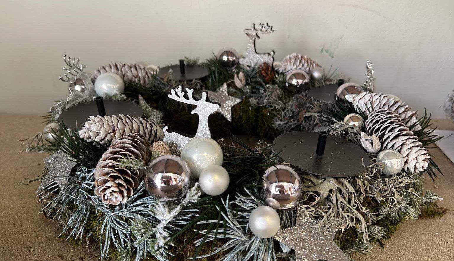 Adventskranz Adventskalender Hirsch Moos 35cm Zapfen Glitzer Frost mehrjährig groß rund – handgemacht aus Seiden- und Kunstblumen, langlebig & pflegeleicht von SarahsFlowerStudio