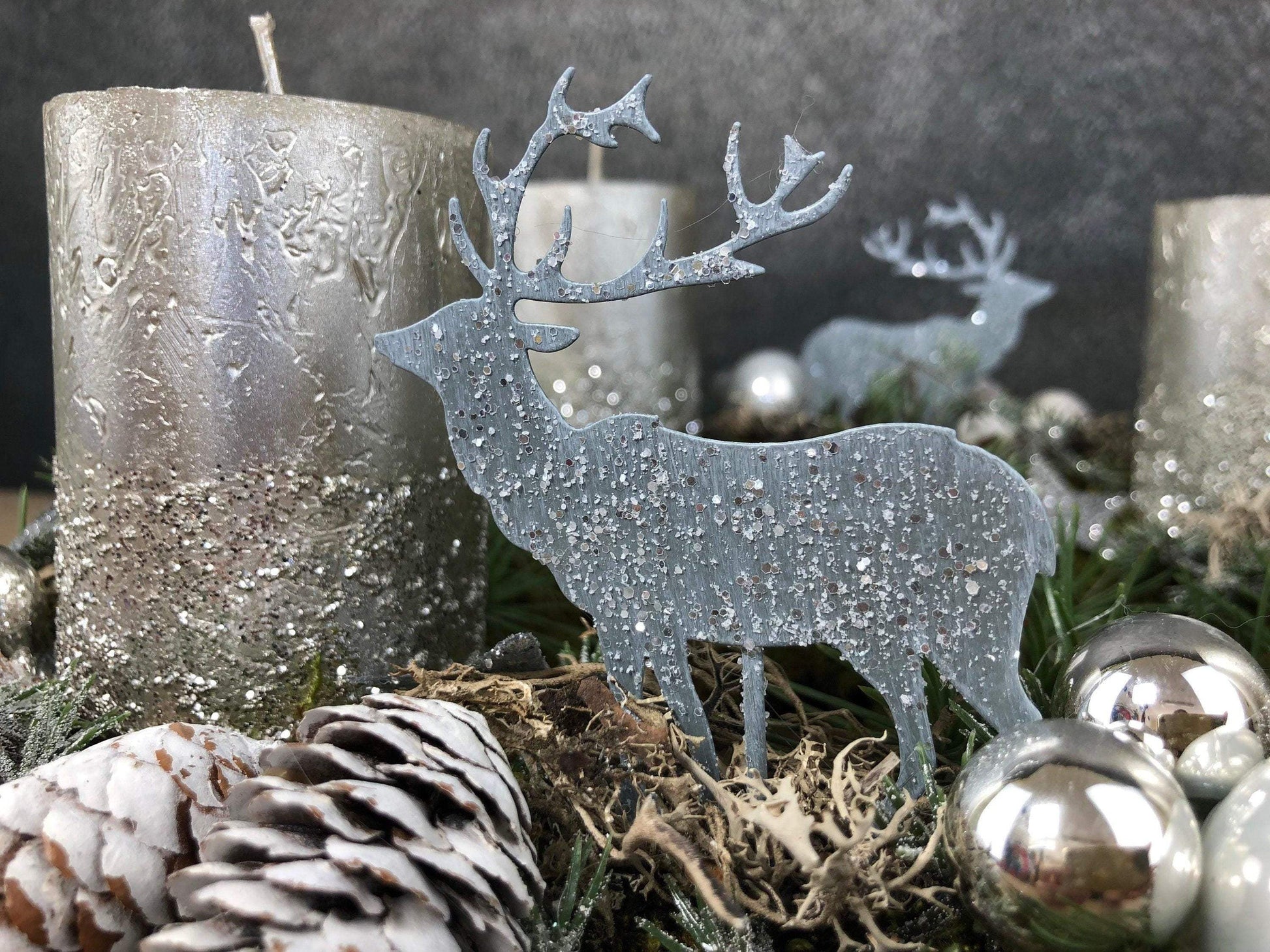 Adventskranz Adventskalender Hirsch Moos 35cm Zapfen Glitzer Frost mehrjährig groß rund – handgemacht aus Seiden- und Kunstblumen, langlebig & pflegeleicht von SarahsFlowerStudio