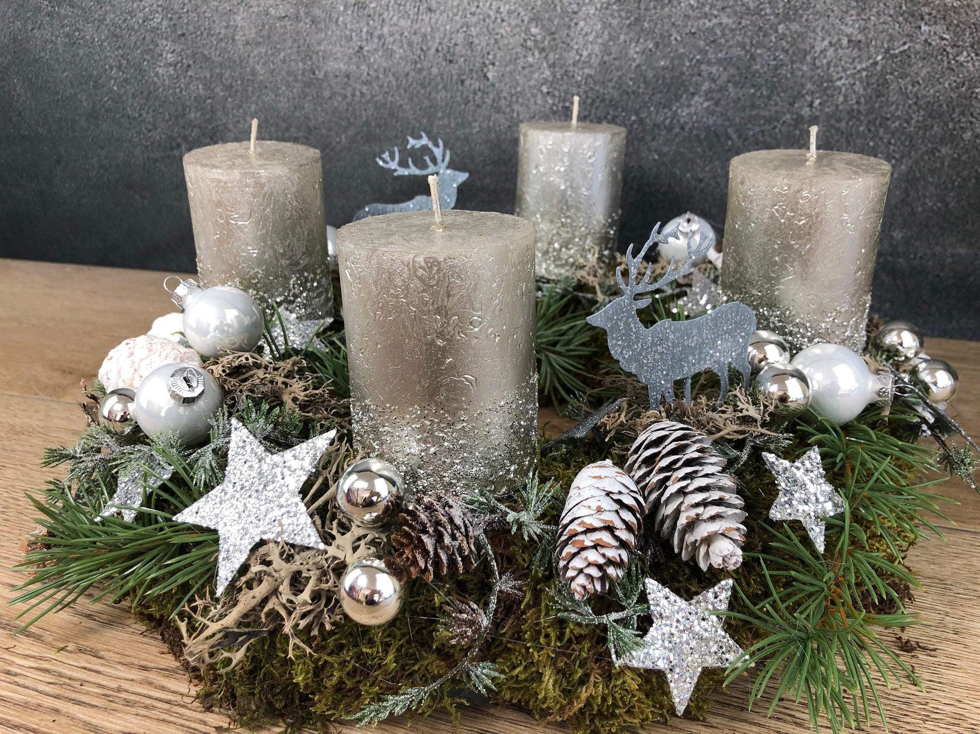 Adventskranz Adventskalender Hirsch Moos 35cm Zapfen Glitzer Frost mehrjährig groß rund – handgemacht aus Seiden- und Kunstblumen, langlebig & pflegeleicht von SarahsFlowerStudio