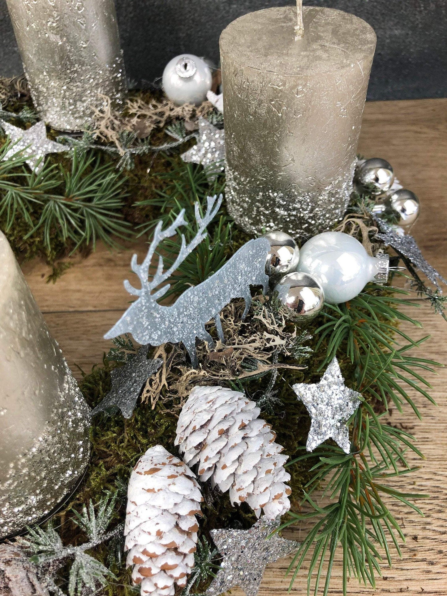 Adventskranz Adventskalender Hirsch Moos 35cm Zapfen Glitzer Frost mehrjährig groß rund – handgemacht aus Seiden- und Kunstblumen, langlebig & pflegeleicht von SarahsFlowerStudio