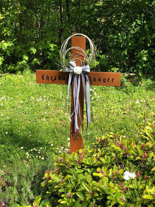 Grabgesteck Grabschmuck Schleife Trauerschleife Kreuz Kreuzschleife Kreuzdeko Grabdeko Grabdekoration – handgemacht aus Seiden- und Kunstblumen, langlebig & pflegeleicht von SarahsFlowerStudio