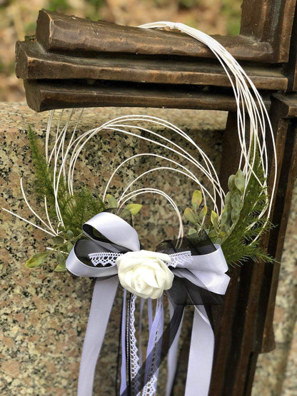 Grabgesteck Grabschmuck Schleife Trauerschleife Kreuz Kreuzschleife Kreuzdeko Grabdeko Grabdekoration – handgemacht aus Seiden- und Kunstblumen, langlebig & pflegeleicht von SarahsFlowerStudio