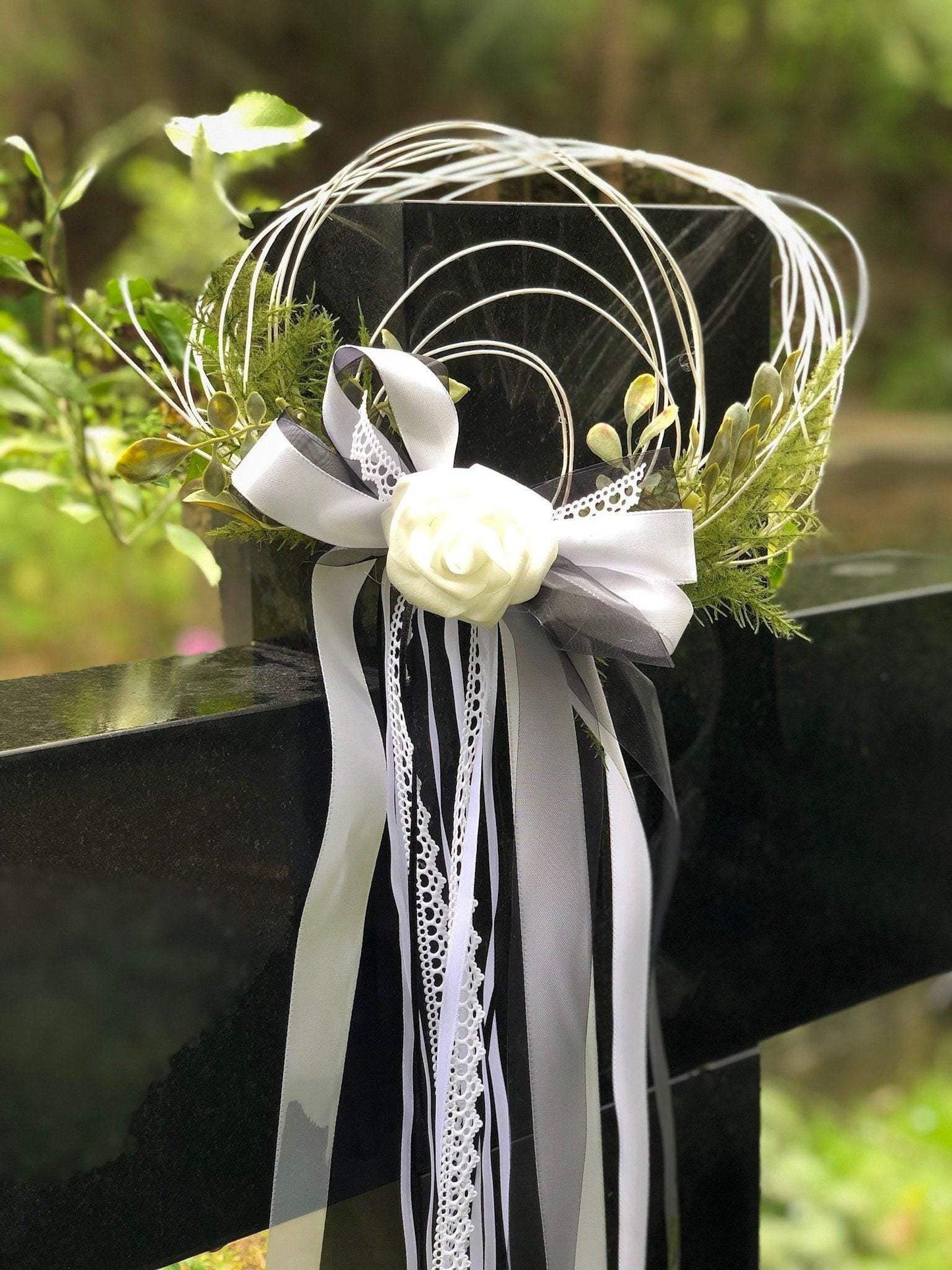 Grabgesteck Grabschmuck Schleife Trauerschleife Kreuz Kreuzschleife Kreuzdeko Grabdeko Grabdekoration – handgemacht aus Seiden- und Kunstblumen, langlebig & pflegeleicht von SarahsFlowerStudio
