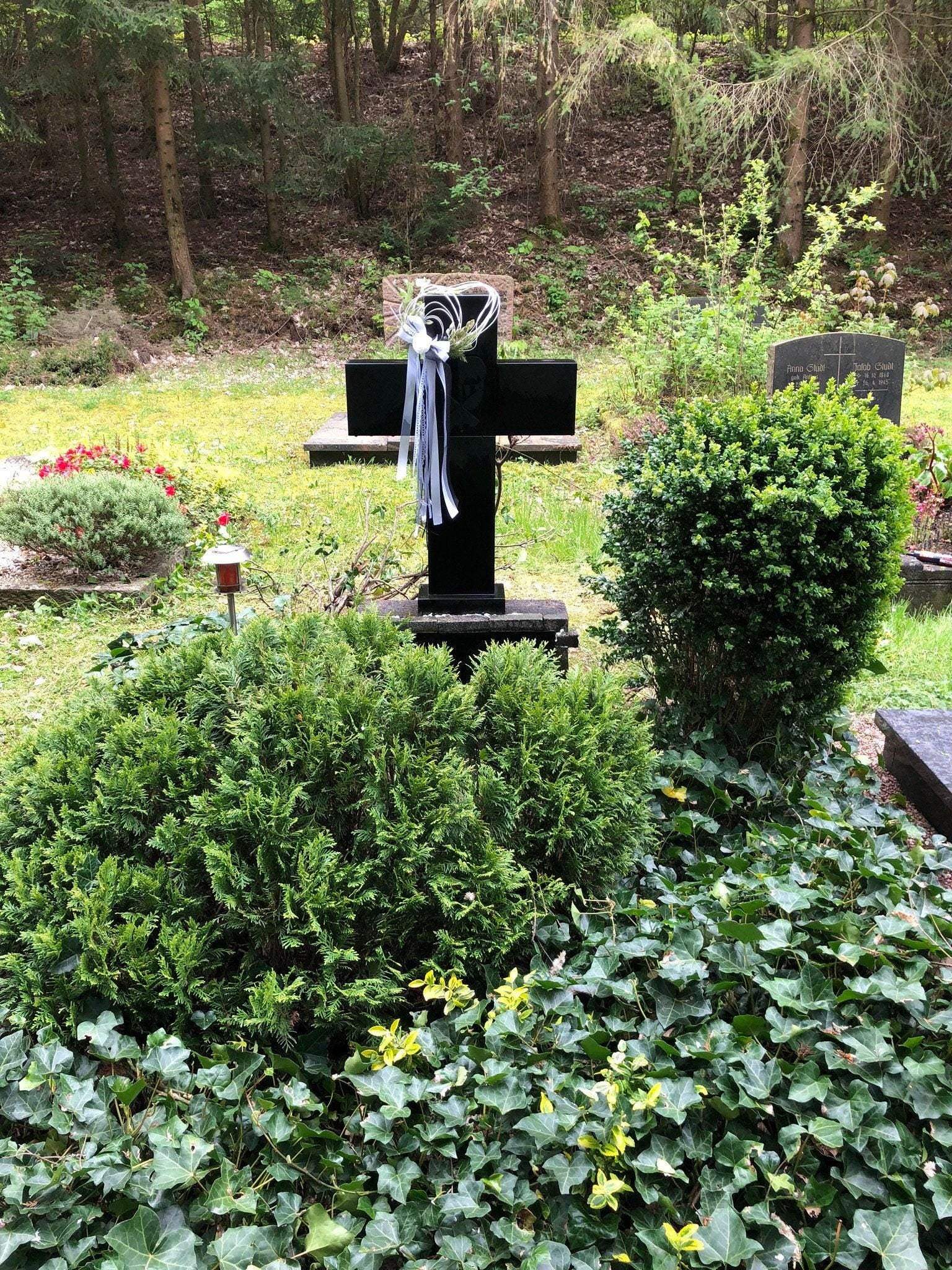Grabgesteck Grabschmuck Schleife Trauerschleife Kreuz Kreuzschleife Kreuzdeko Grabdeko Grabdekoration – handgemacht aus Seiden- und Kunstblumen, langlebig & pflegeleicht von SarahsFlowerStudio