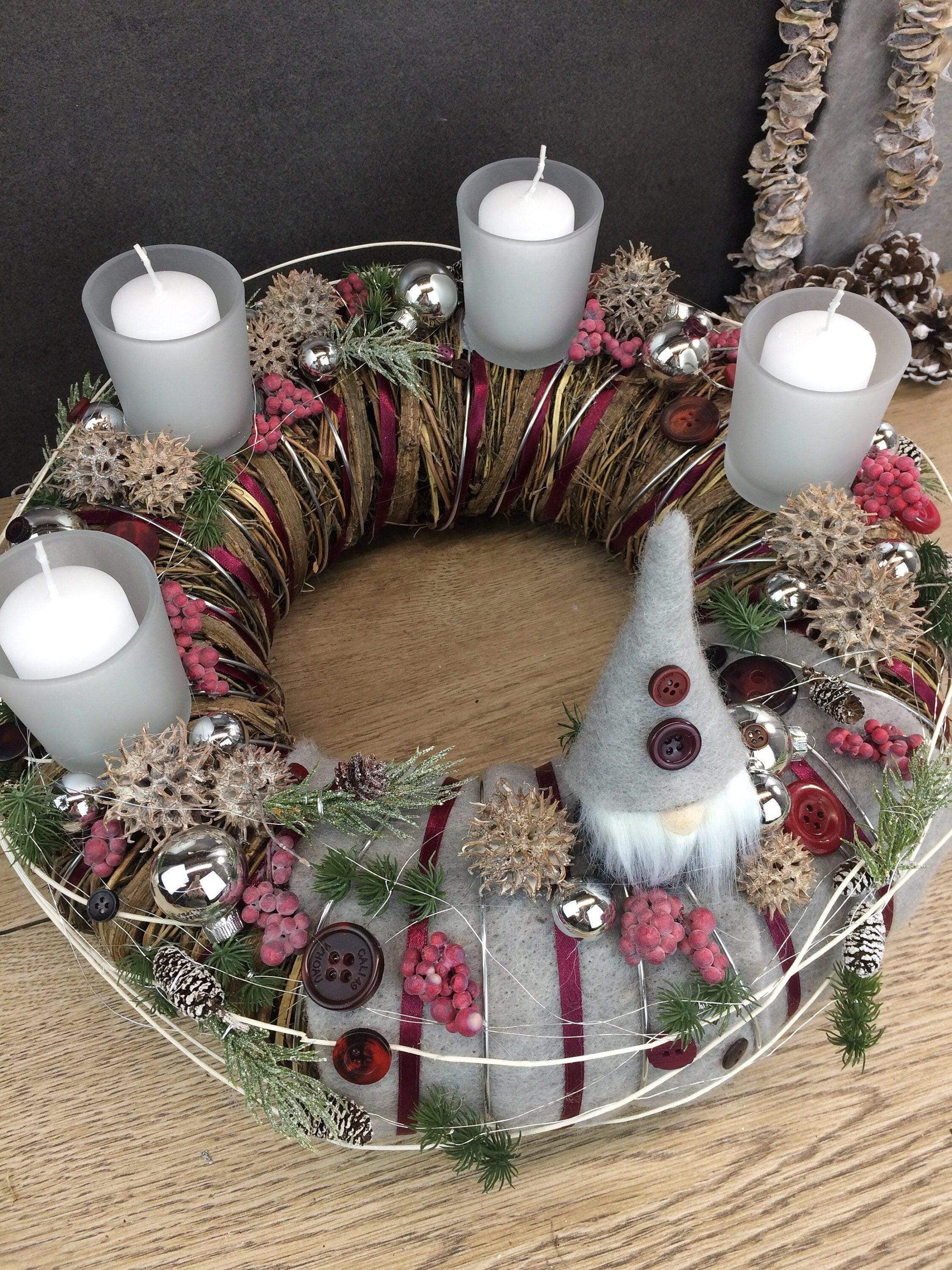 Adventskranz Wichtel Wunschfarbe Silber Grau Kugeln Sterne Eicheln Knöpfe Beeren – handgemacht aus Seiden- und Kunstblumen, langlebig & pflegeleicht von SarahsFlowerStudio