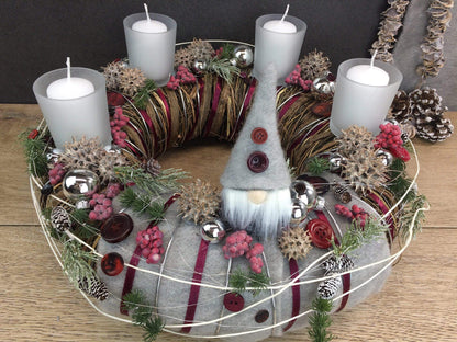 Adventskranz Wichtel Wunschfarbe Silber Grau Kugeln Sterne Eicheln Knöpfe Beeren – handgemacht aus Seiden- und Kunstblumen, langlebig & pflegeleicht von SarahsFlowerStudio
