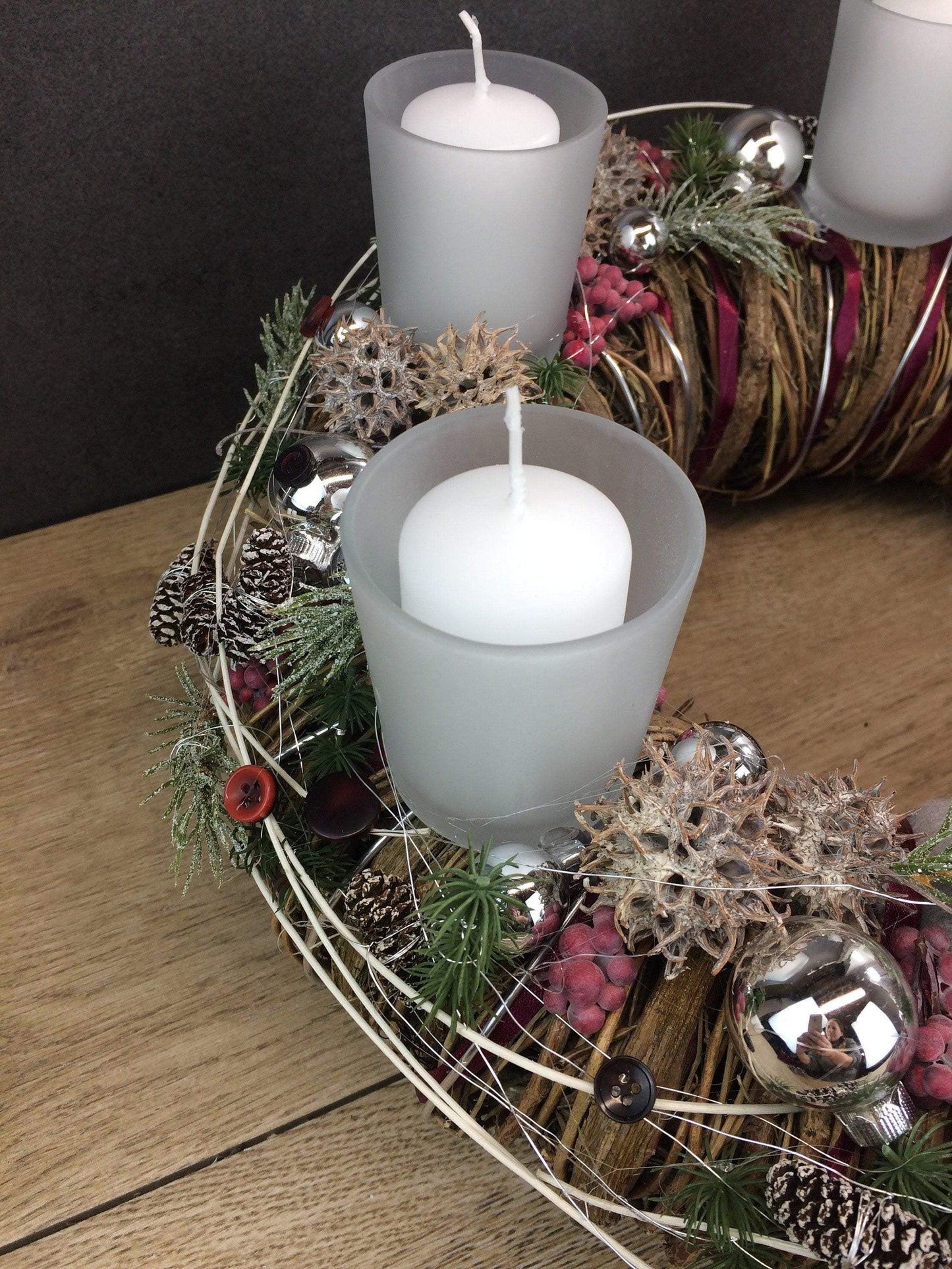 Adventskranz Wichtel Wunschfarbe Silber Grau Kugeln Sterne Eicheln Knöpfe Beeren – handgemacht aus Seiden- und Kunstblumen, langlebig & pflegeleicht von SarahsFlowerStudio