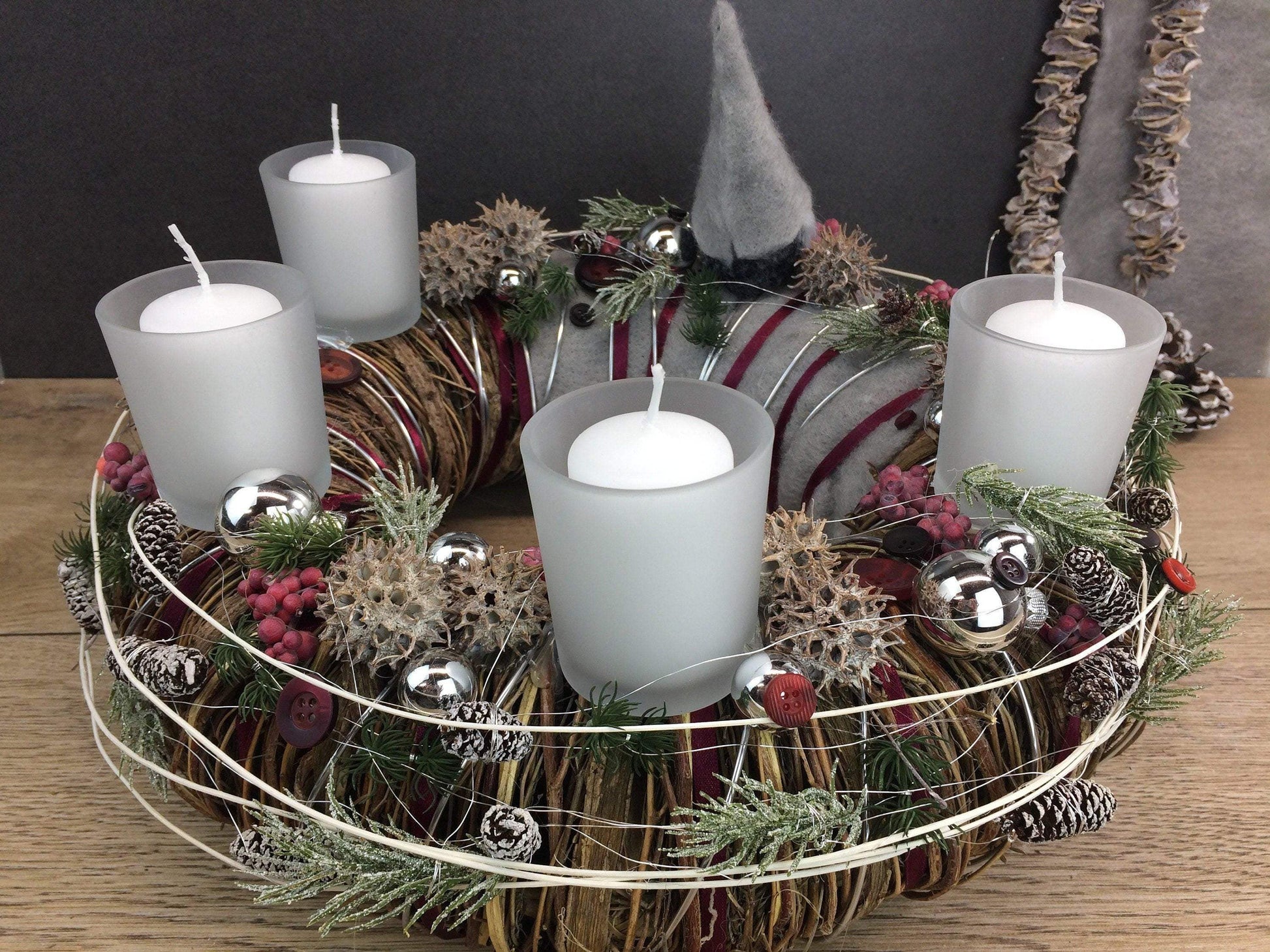 Adventskranz Wichtel Wunschfarbe Silber Grau Kugeln Sterne Eicheln Knöpfe Beeren – handgemacht aus Seiden- und Kunstblumen, langlebig & pflegeleicht von SarahsFlowerStudio