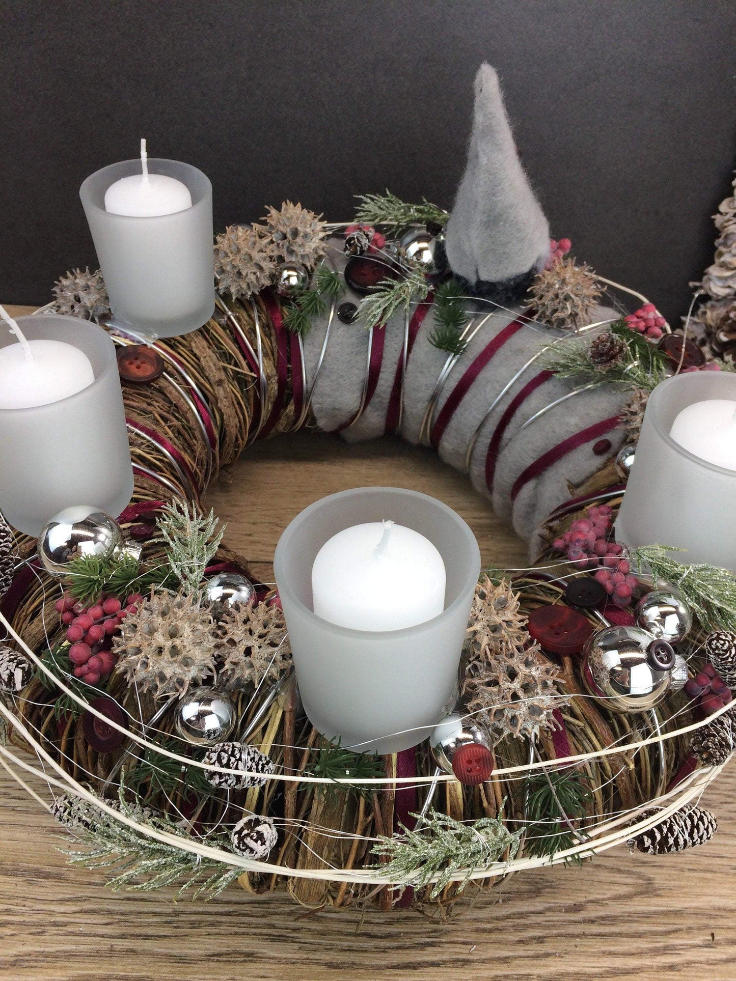 Adventskranz Wichtel Wunschfarbe Silber Grau Kugeln Sterne Eicheln Knöpfe Beeren – handgemacht aus Seiden- und Kunstblumen, langlebig & pflegeleicht von SarahsFlowerStudio