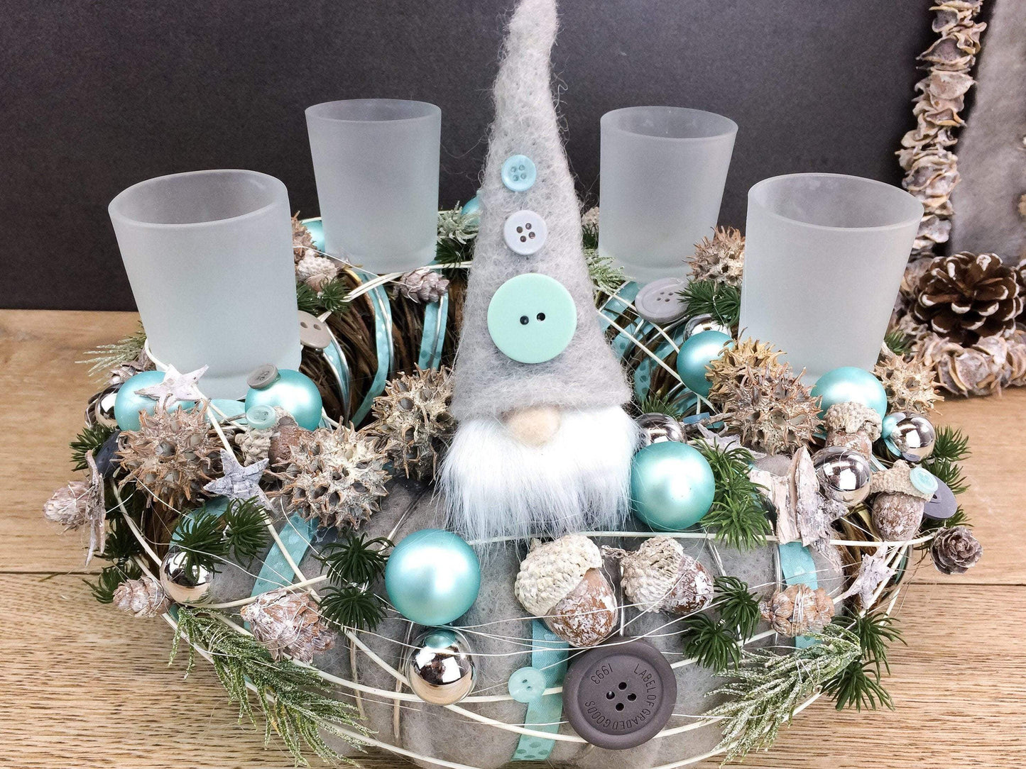 Adventskranz Wichtel Wunschfarbe Silber Grau Kugeln Sterne Eicheln Knöpfe Beeren – handgemacht aus Seiden- und Kunstblumen, langlebig & pflegeleicht von SarahsFlowerStudio