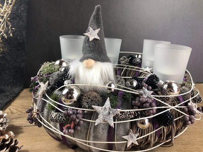 Adventskranz Wichtel Wunschfarbe Silber Grau Kugeln Sterne Eicheln Knöpfe Beeren – handgemacht aus Seiden- und Kunstblumen, langlebig & pflegeleicht von SarahsFlowerStudio