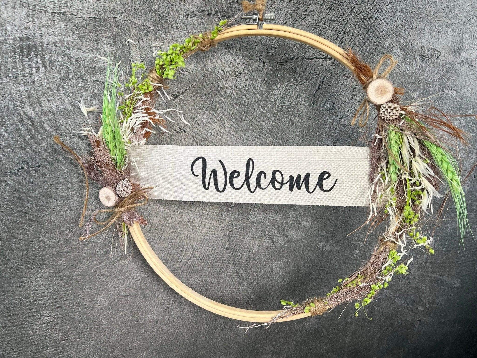 Türkranz Kranz Ring Stickring Welcome Band Eukalyptus Gräser Wandkranz Trockenblumen Hoop – handgemacht aus Seiden- und Kunstblumen, langlebig & pflegeleicht von SarahsFlowerStudio