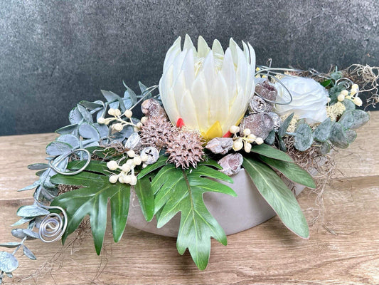 Grabgesteck Protea 48cm Grabschmuck Gesteck Grab Allerheiligen Grabdeko Grabgesteck Grabdekoration Jadinere Schale – handgemacht aus Seiden- und Kunstblumen, langlebig & pflegeleicht von SarahsFlowerStudio