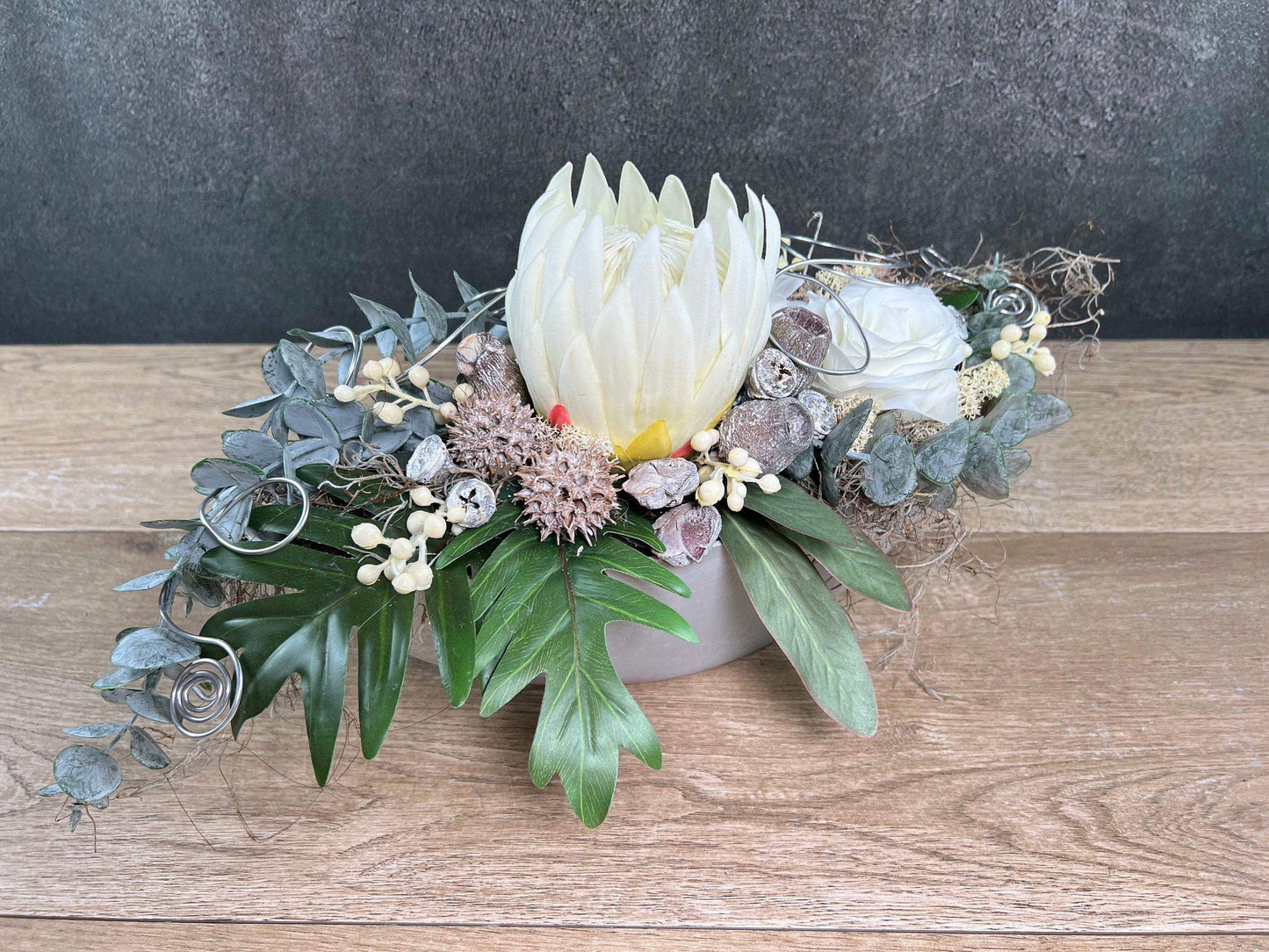 Grabgesteck Protea 48cm Grabschmuck Gesteck Grab Allerheiligen Grabdeko Grabgesteck Grabdekoration Jadinere Schale – handgemacht aus Seiden- und Kunstblumen, langlebig & pflegeleicht von SarahsFlowerStudio