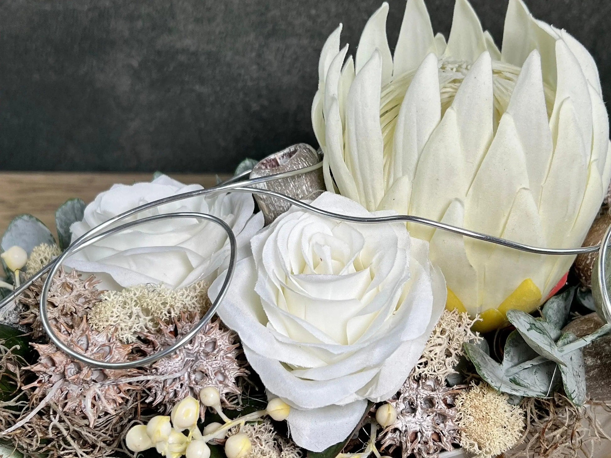 Grabgesteck Protea 48cm Grabschmuck Gesteck Grab Allerheiligen Grabdeko Grabgesteck Grabdekoration Jadinere Schale – handgemacht aus Seiden- und Kunstblumen, langlebig & pflegeleicht von SarahsFlowerStudio