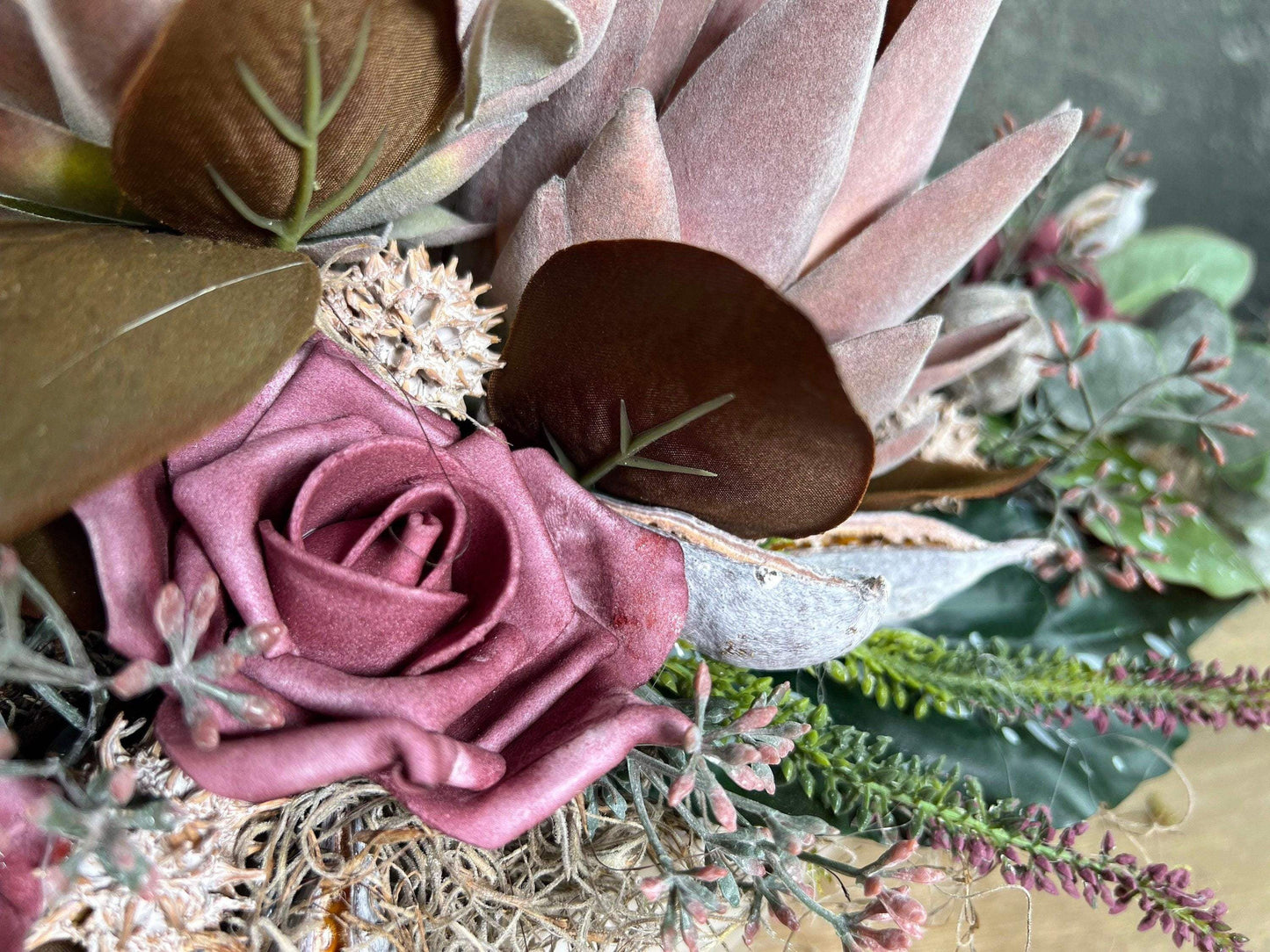 Grabgesteck Protea 48cm Grabschmuck Gesteck Grab Allerheiligen Grabdeko Grabgesteck Grabdekoration Jadinere Schale – handgemacht aus Seiden- und Kunstblumen, langlebig & pflegeleicht von SarahsFlowerStudio