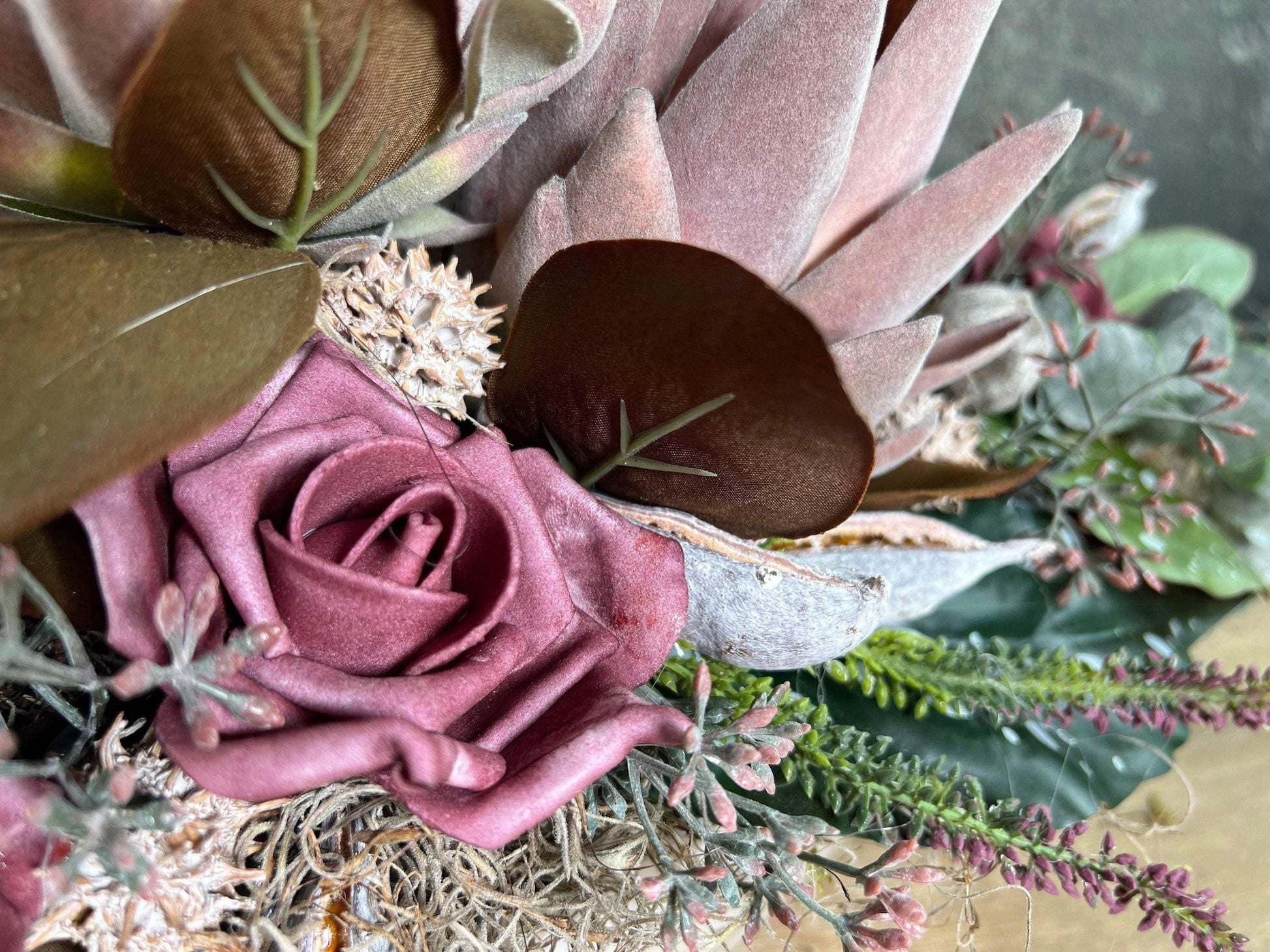 Grabgesteck Protea 48cm Grabschmuck Gesteck Grab Allerheiligen Grabdeko Grabgesteck Grabdekoration Jadinere Schale – handgemacht aus Seiden- und Kunstblumen, langlebig & pflegeleicht von SarahsFlowerStudio