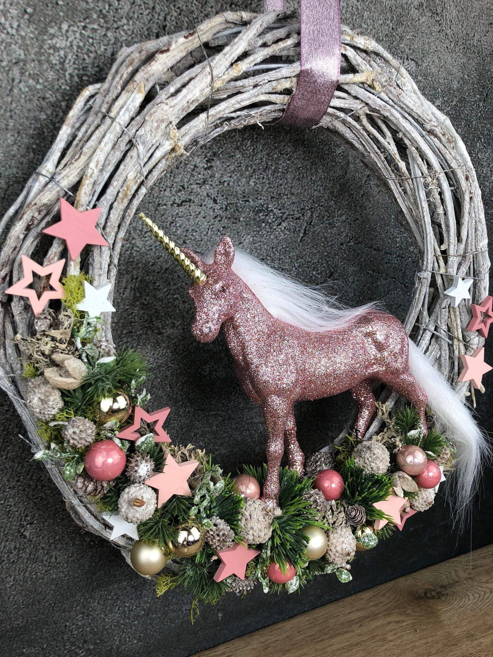 Türkranz Einhorn Türschmuck Weihnachten Weidenkranz Türdekoration Zapfen Stern Tanne Band Modern – handgemacht aus Seiden- und Kunstblumen, langlebig & pflegeleicht von SarahsFlowerStudio