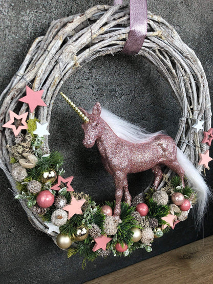 Türkranz Einhorn Türschmuck Weihnachten Weidenkranz Türdekoration Zapfen Stern Tanne Band Modern – handgemacht aus Seiden- und Kunstblumen, langlebig & pflegeleicht von SarahsFlowerStudio