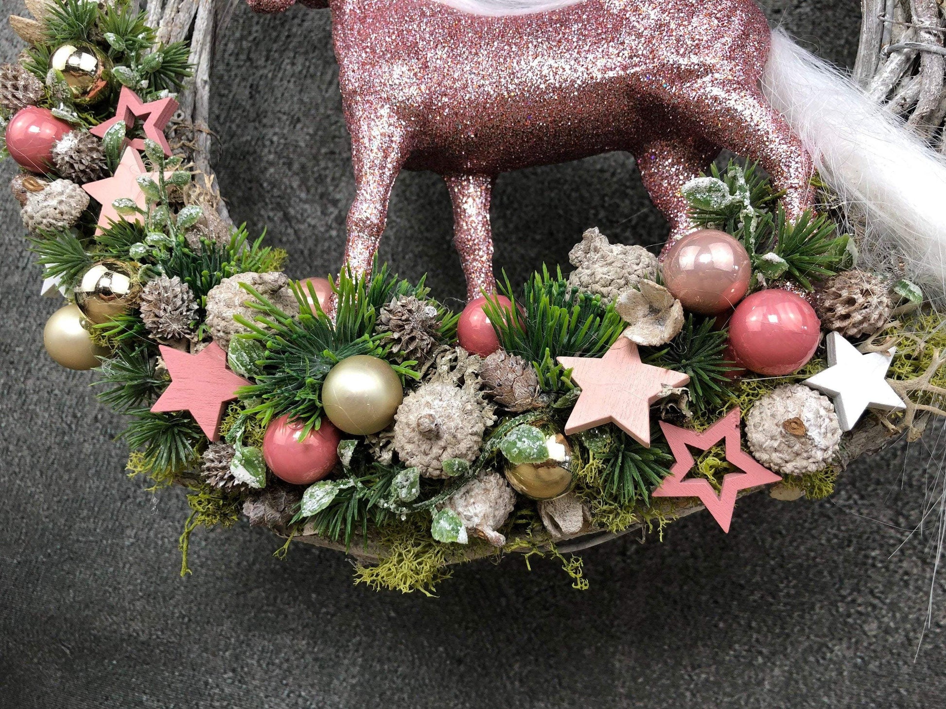 Türkranz Einhorn Türschmuck Weihnachten Weidenkranz Türdekoration Zapfen Stern Tanne Band Modern – handgemacht aus Seiden- und Kunstblumen, langlebig & pflegeleicht von SarahsFlowerStudio