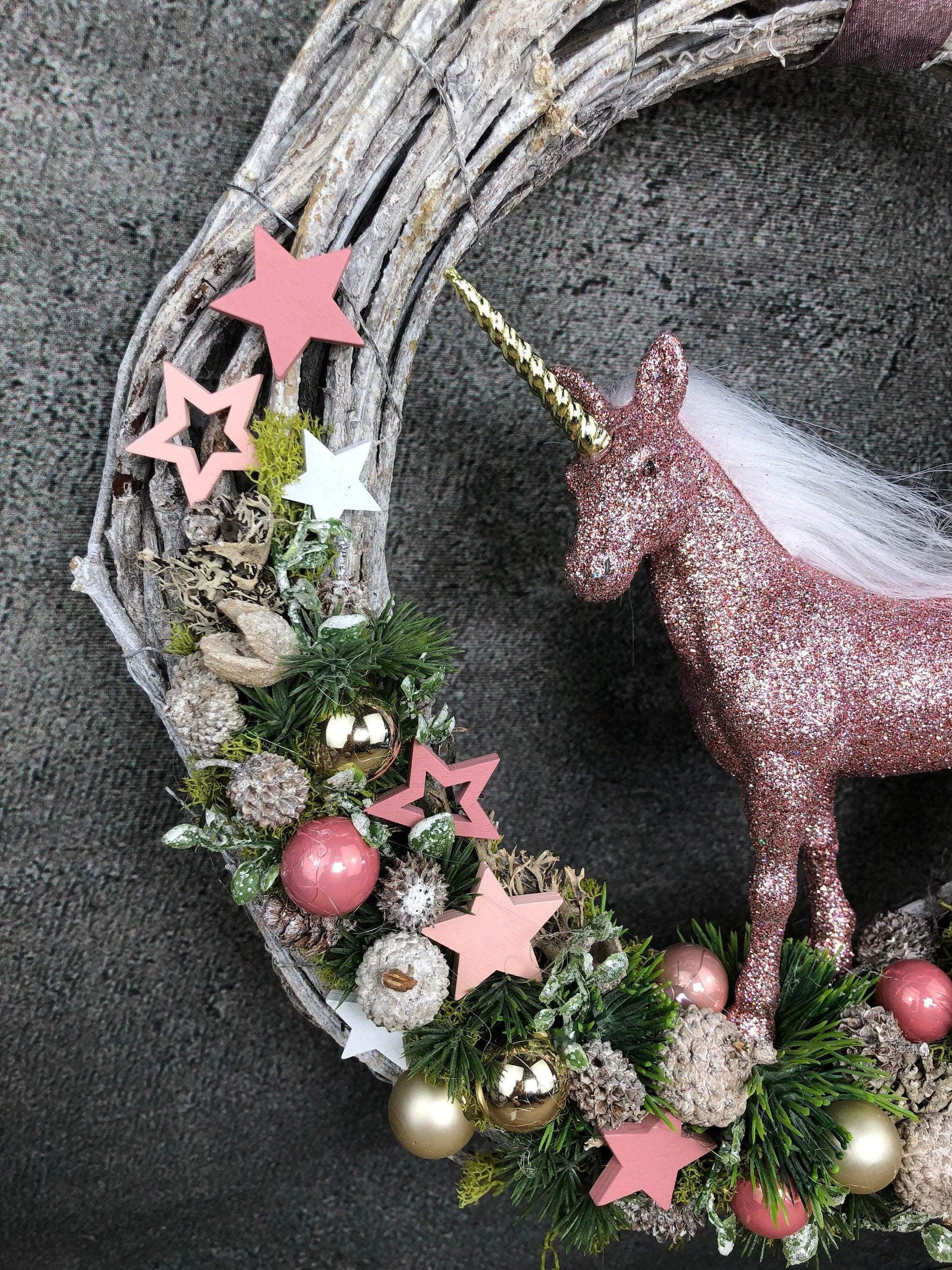 Türkranz Einhorn Türschmuck Weihnachten Weidenkranz Türdekoration Zapfen Stern Tanne Band Modern – handgemacht aus Seiden- und Kunstblumen, langlebig & pflegeleicht von SarahsFlowerStudio
