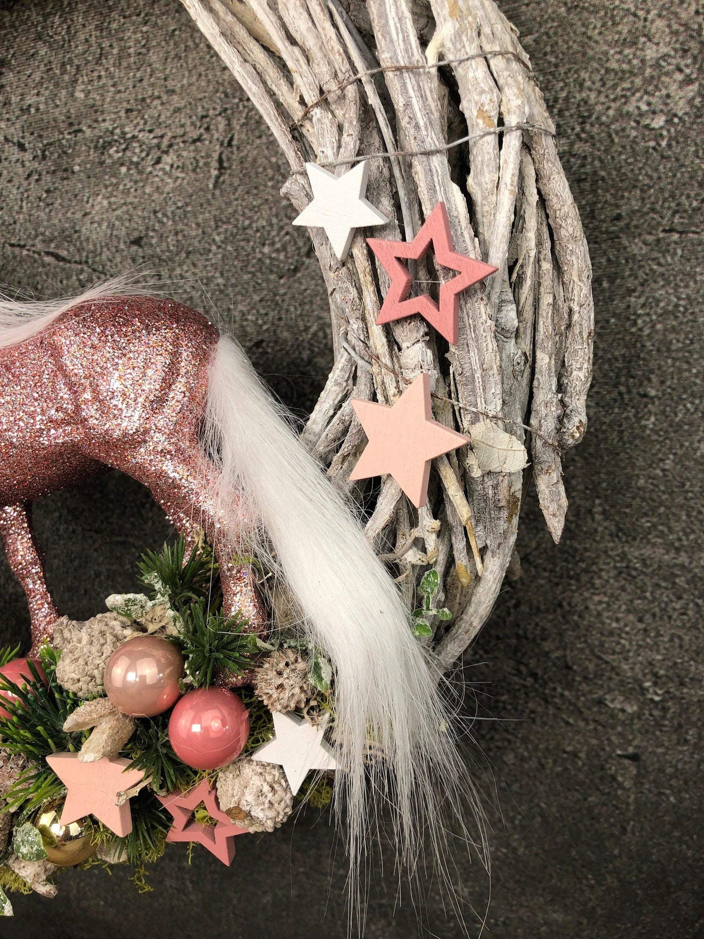 Türkranz Einhorn Türschmuck Weihnachten Weidenkranz Türdekoration Zapfen Stern Tanne Band Modern – handgemacht aus Seiden- und Kunstblumen, langlebig & pflegeleicht von SarahsFlowerStudio