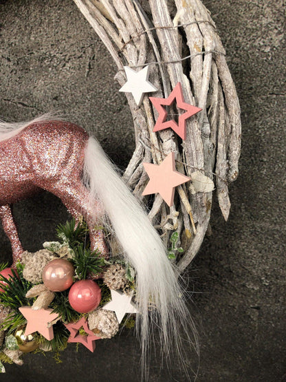 Türkranz Einhorn Türschmuck Weihnachten Weidenkranz Türdekoration Zapfen Stern Tanne Band Modern – handgemacht aus Seiden- und Kunstblumen, langlebig & pflegeleicht von SarahsFlowerStudio