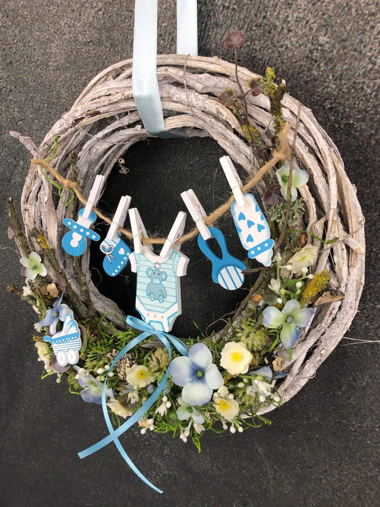 Türkranz Türdeko Türschmuck Geburt Wäscheleine Schnuller Trinkflasche Rassel Body Strampler Modern ganzjährig Geschenk zur Geburt Herbst – handgemacht aus Seiden- und Kunstblumen, langlebig & pflegeleicht von SarahsFlowerStudio