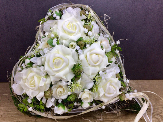 Grabgesteck Grabschmuck Herz Rosen Grabdeko Grabdekoration – handgemacht aus Seiden- und Kunstblumen, langlebig & pflegeleicht von SarahsFlowerStudio