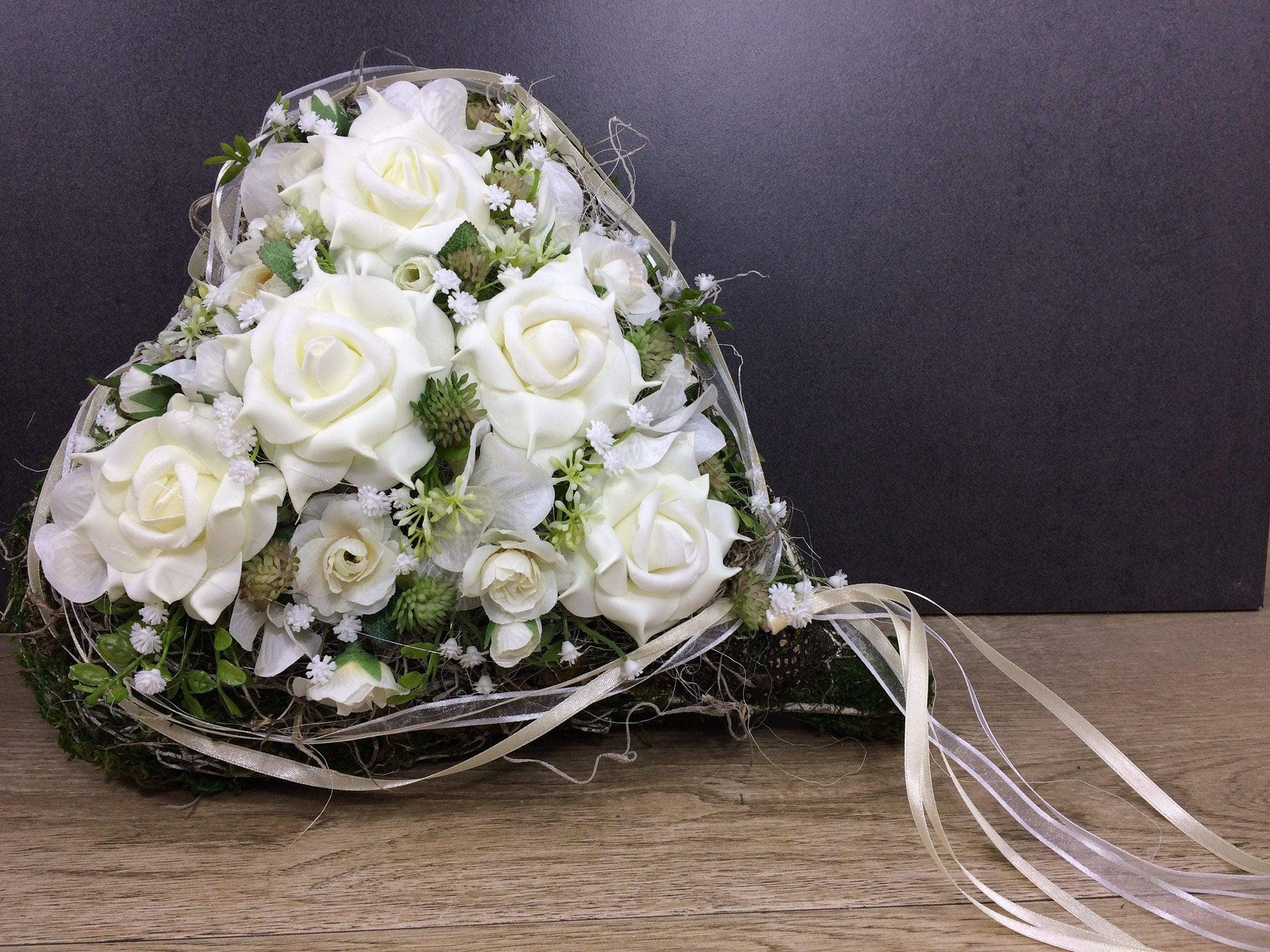 Grabgesteck Grabschmuck Herz Rosen Grabdeko Grabdekoration – handgemacht aus Seiden- und Kunstblumen, langlebig & pflegeleicht von SarahsFlowerStudio