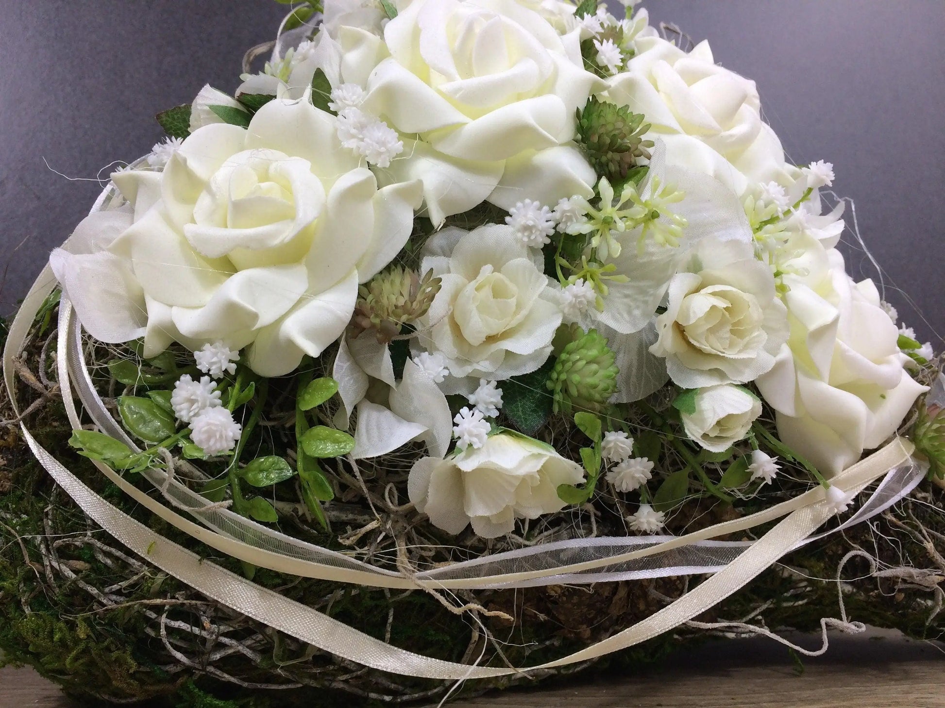 Grabgesteck Grabschmuck Herz Rosen Grabdeko Grabdekoration – handgemacht aus Seiden- und Kunstblumen, langlebig & pflegeleicht von SarahsFlowerStudio