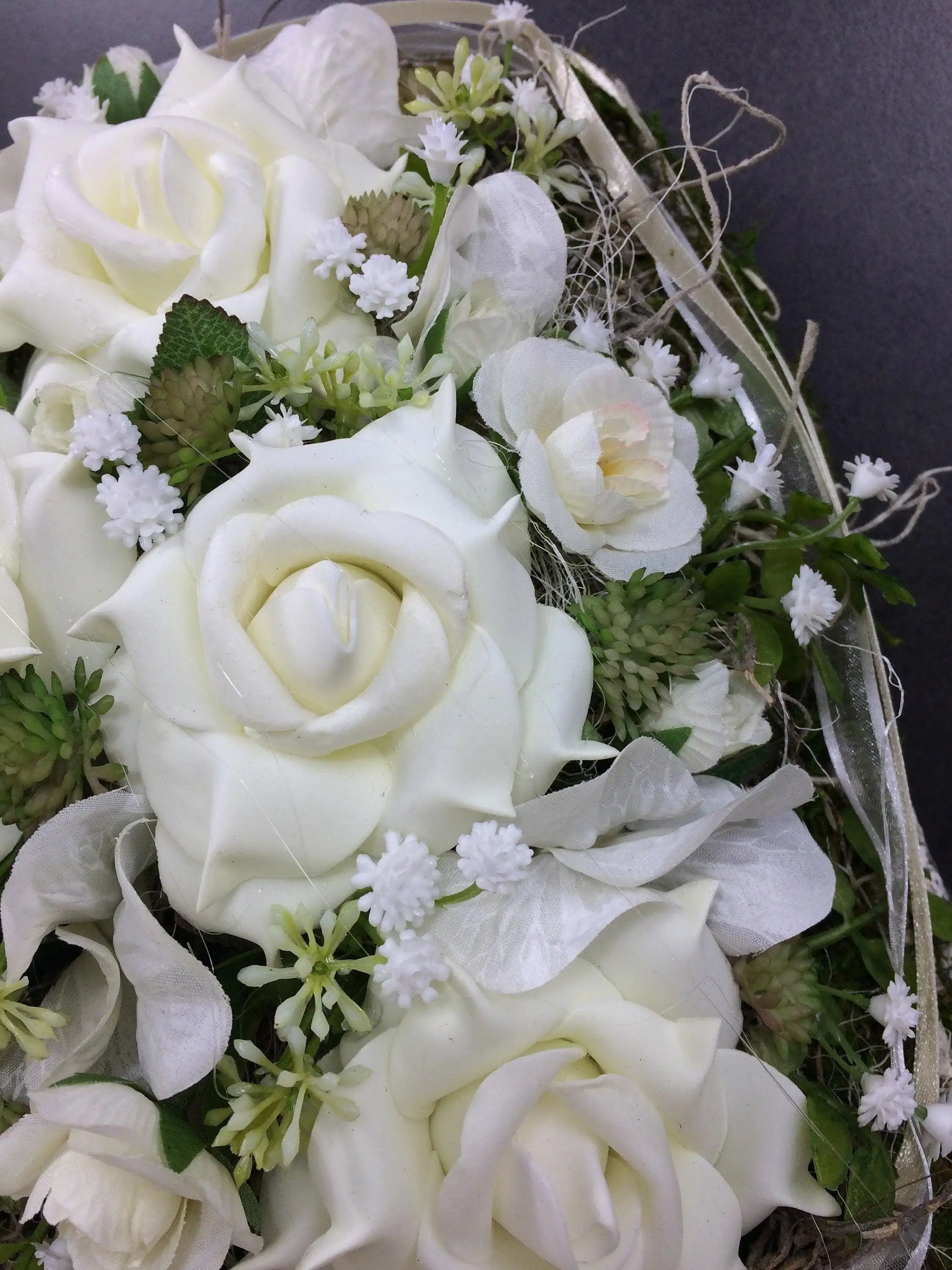 Grabgesteck Grabschmuck Herz Rosen Grabdeko Grabdekoration – handgemacht aus Seiden- und Kunstblumen, langlebig & pflegeleicht von SarahsFlowerStudio