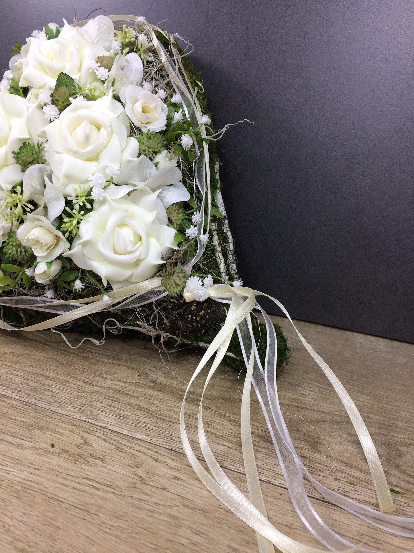 Grabgesteck Grabschmuck Herz Rosen Grabdeko Grabdekoration – handgemacht aus Seiden- und Kunstblumen, langlebig & pflegeleicht von SarahsFlowerStudio