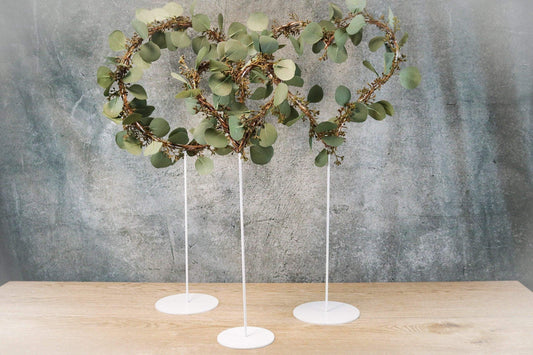 Tischdekoration Fensterdeko Eukalyptus Fensterdekoration Deko Herz Ring Euka Eukalyptusfrüchte Metall Metallherz auf Fuß – handgemacht aus Seiden- und Kunstblumen, langlebig & pflegeleicht von SarahsFlowerStudio