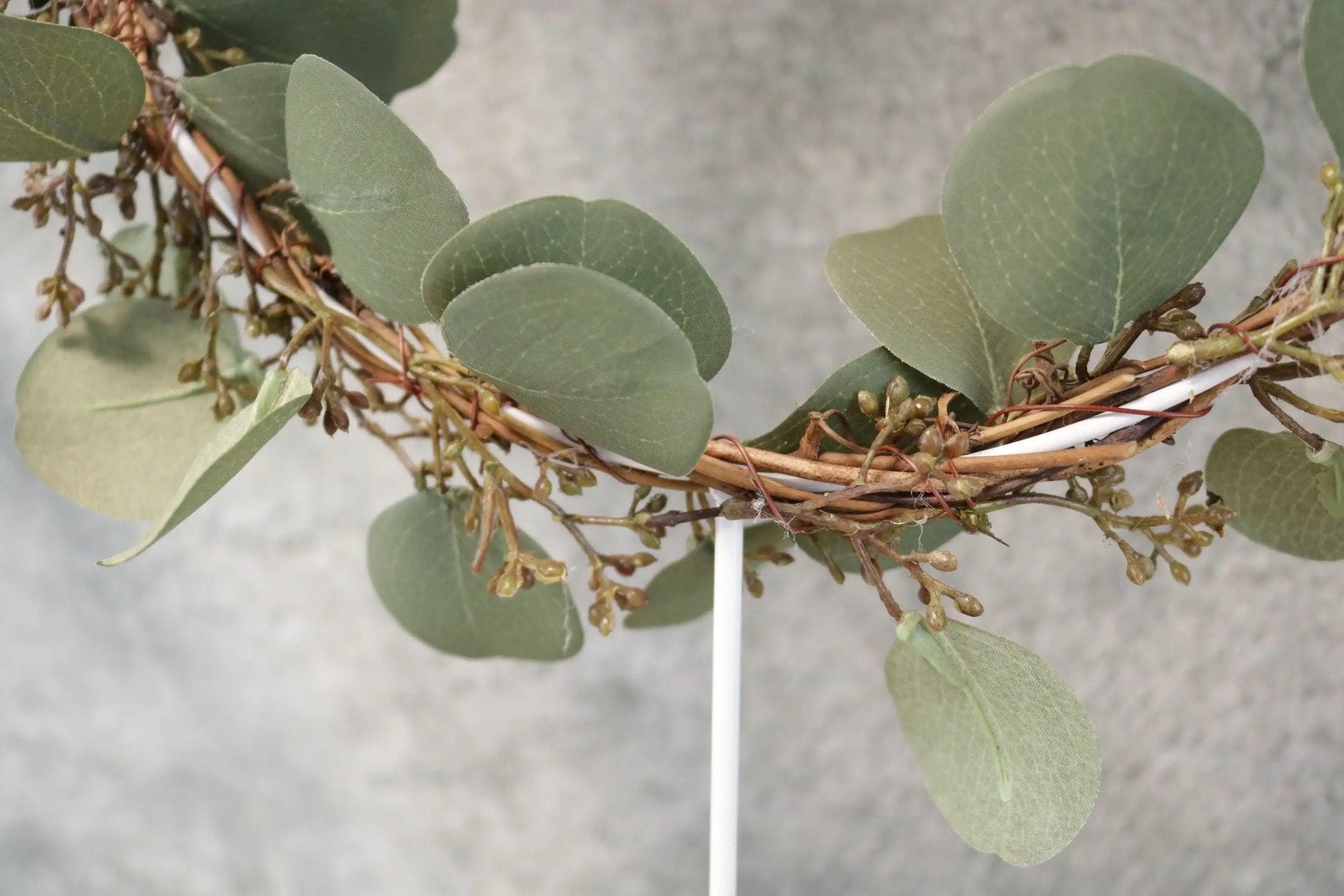 Tischdekoration Fensterdeko Eukalyptus Fensterdekoration Deko Herz Ring Euka Eukalyptusfrüchte Metall Metallherz auf Fuß – handgemacht aus Seiden- und Kunstblumen, langlebig & pflegeleicht von SarahsFlowerStudio