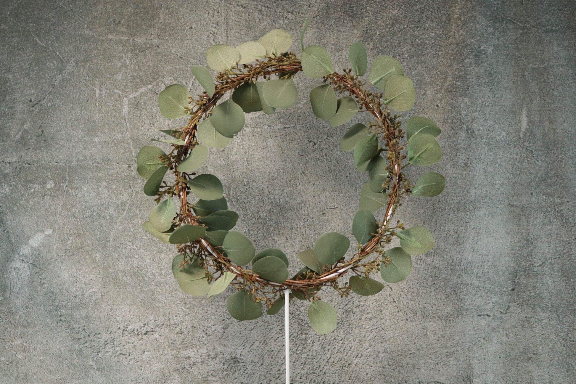 Tischdekoration Fensterdeko Eukalyptus Fensterdekoration Deko Herz Ring Euka Eukalyptusfrüchte Metall Metallherz auf Fuß – handgemacht aus Seiden- und Kunstblumen, langlebig & pflegeleicht von SarahsFlowerStudio