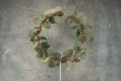 Tischdekoration Fensterdeko Eukalyptus Fensterdekoration Deko Herz Ring Euka Eukalyptusfrüchte Metall Metallherz auf Fuß – handgemacht aus Seiden- und Kunstblumen, langlebig & pflegeleicht von SarahsFlowerStudio