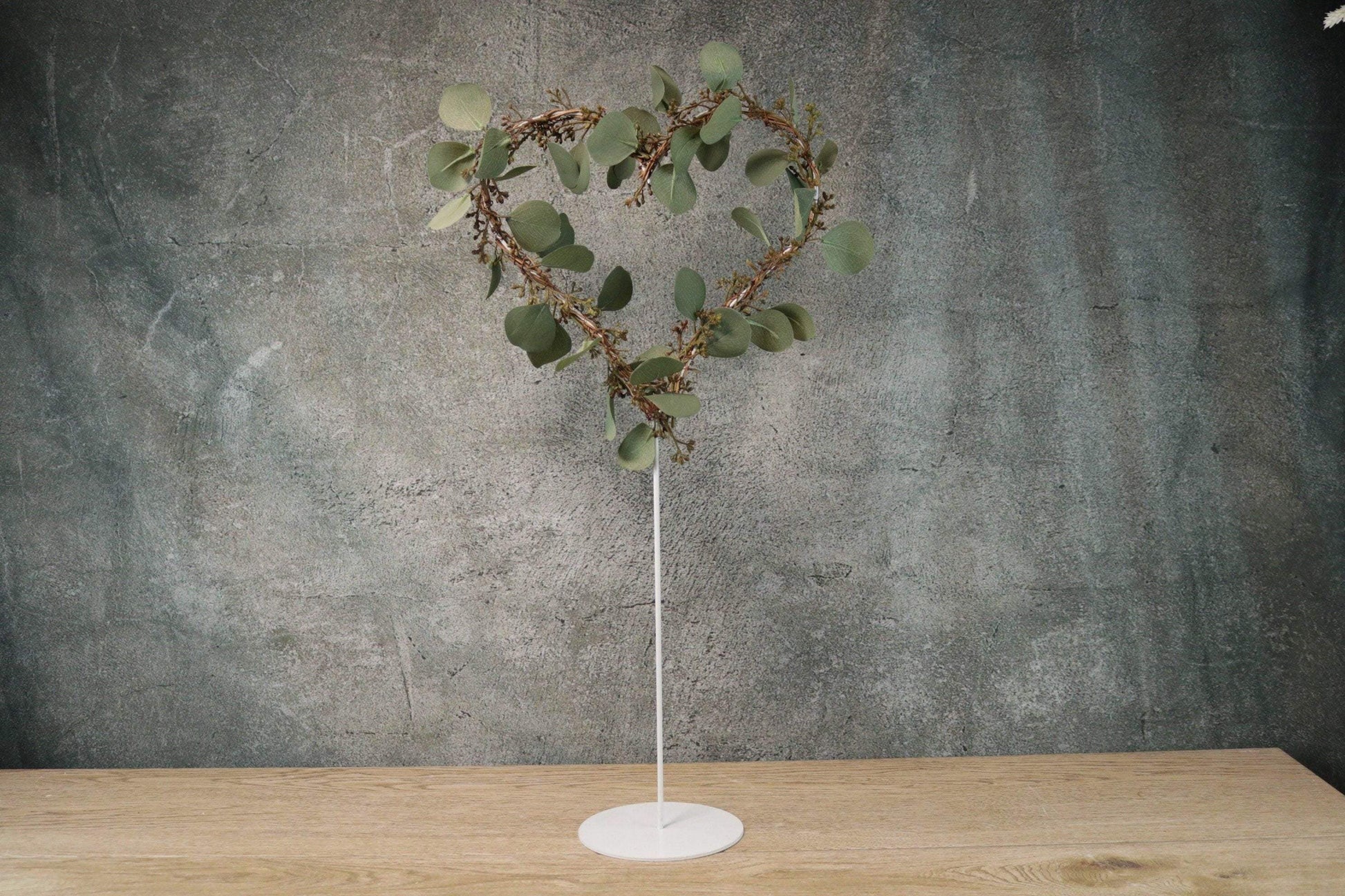 Tischdekoration Fensterdeko Eukalyptus Fensterdekoration Deko Herz Ring Euka Eukalyptusfrüchte Metall Metallherz auf Fuß – handgemacht aus Seiden- und Kunstblumen, langlebig & pflegeleicht von SarahsFlowerStudio