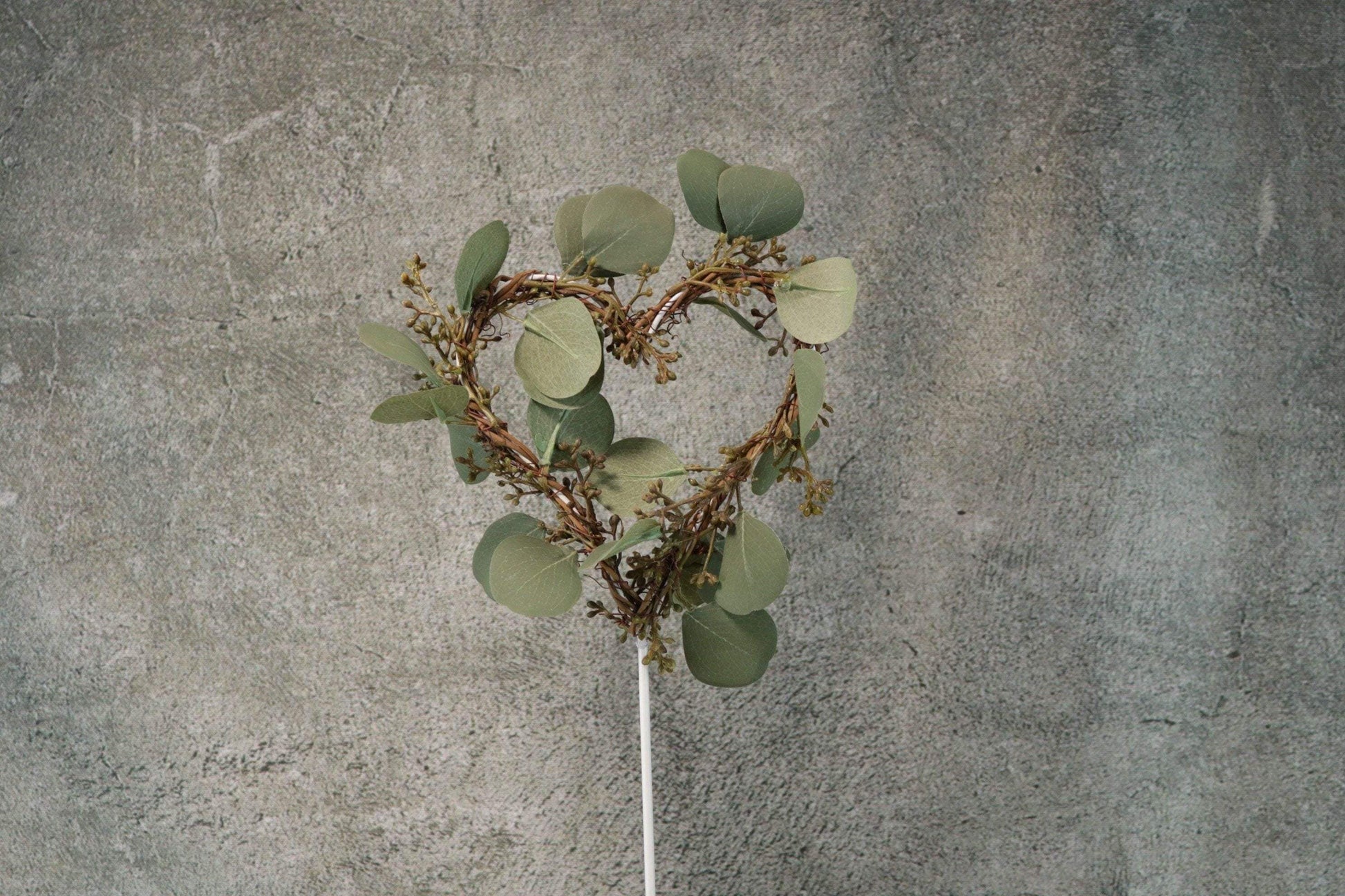 Tischdekoration Fensterdeko Eukalyptus Fensterdekoration Deko Herz Ring Euka Eukalyptusfrüchte Metall Metallherz auf Fuß – handgemacht aus Seiden- und Kunstblumen, langlebig & pflegeleicht von SarahsFlowerStudio