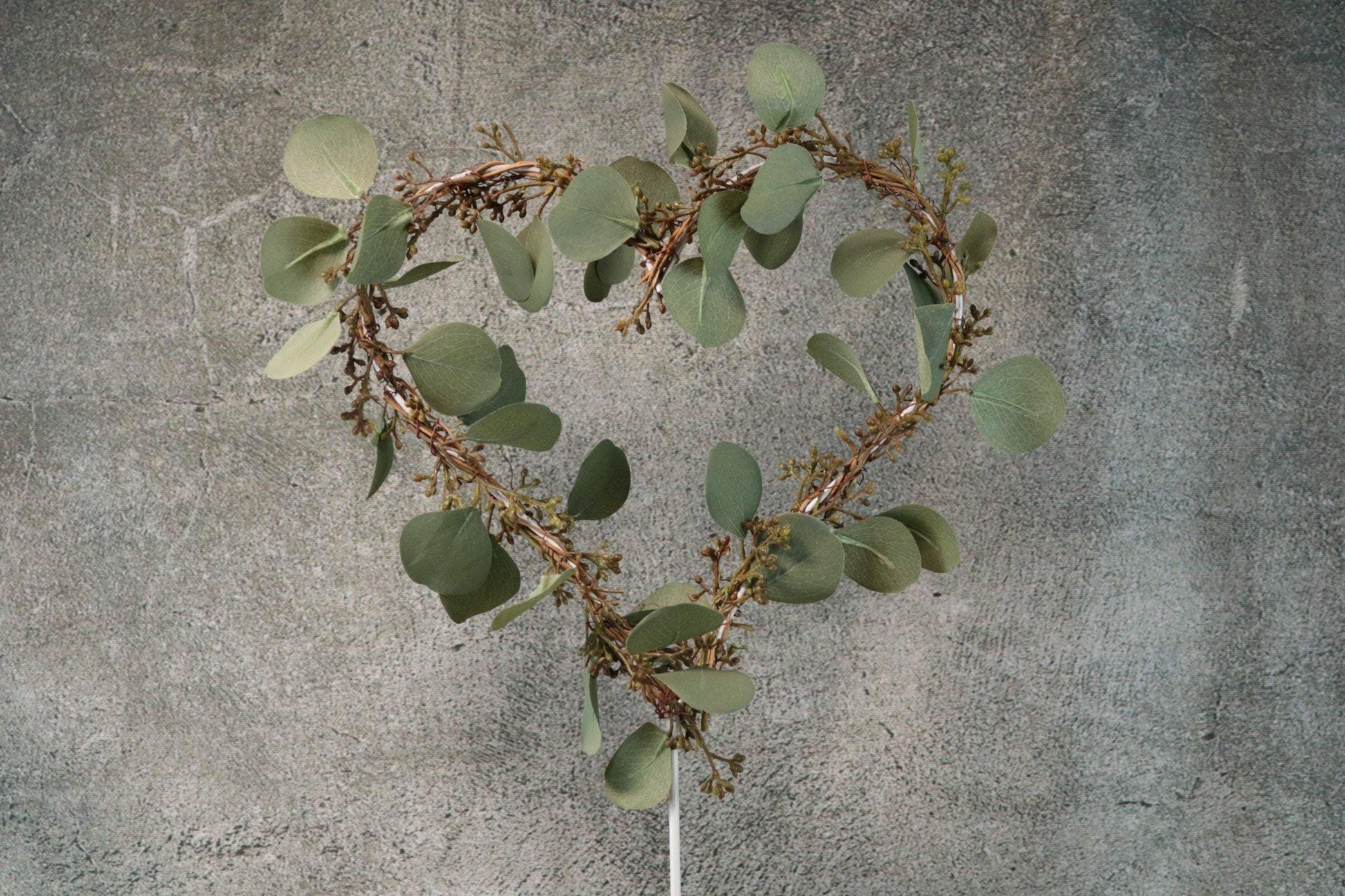 Tischdekoration Fensterdeko Eukalyptus Fensterdekoration Deko Herz Ring Euka Eukalyptusfrüchte Metall Metallherz auf Fuß – handgemacht aus Seiden- und Kunstblumen, langlebig & pflegeleicht von SarahsFlowerStudio